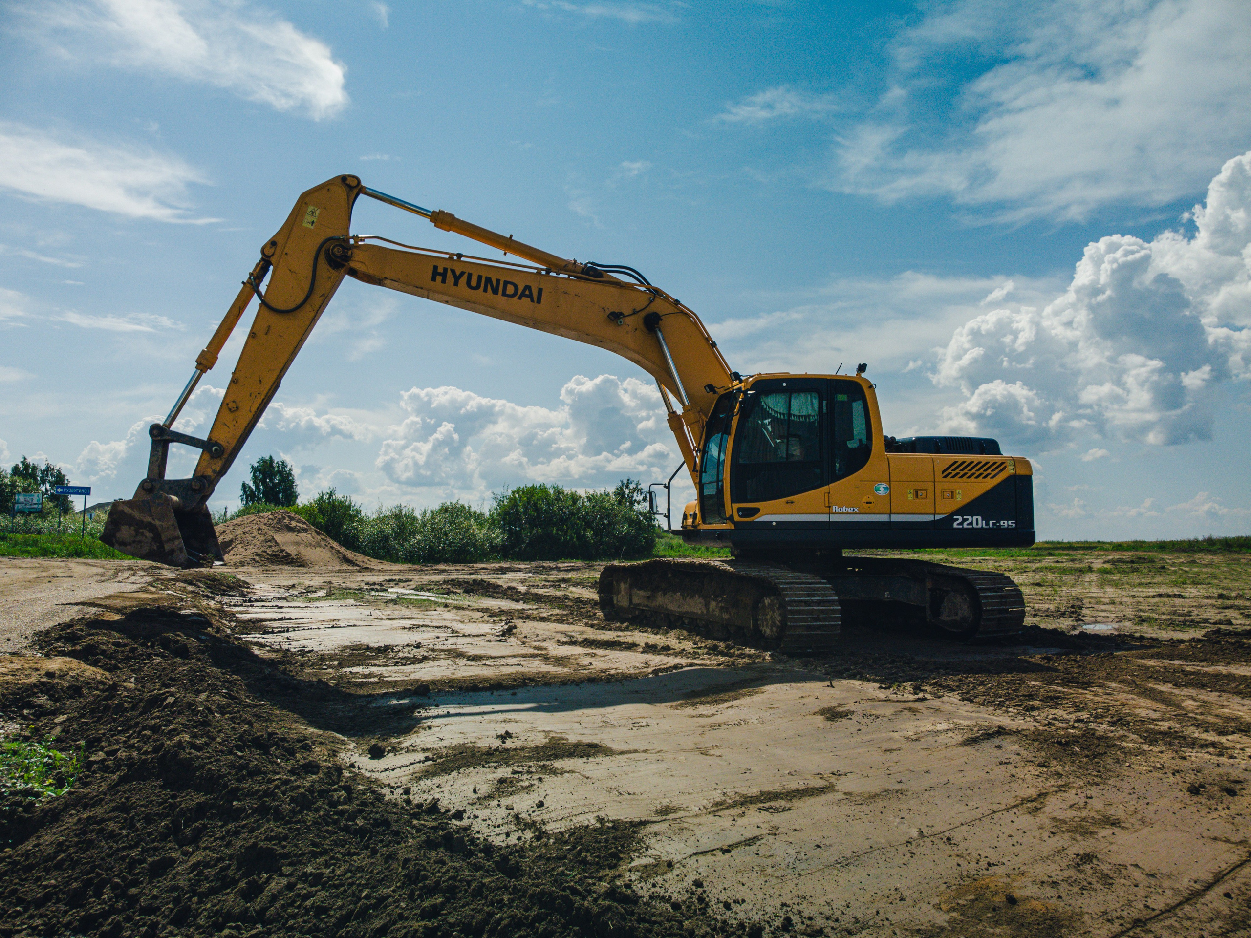 Экскаватор работает