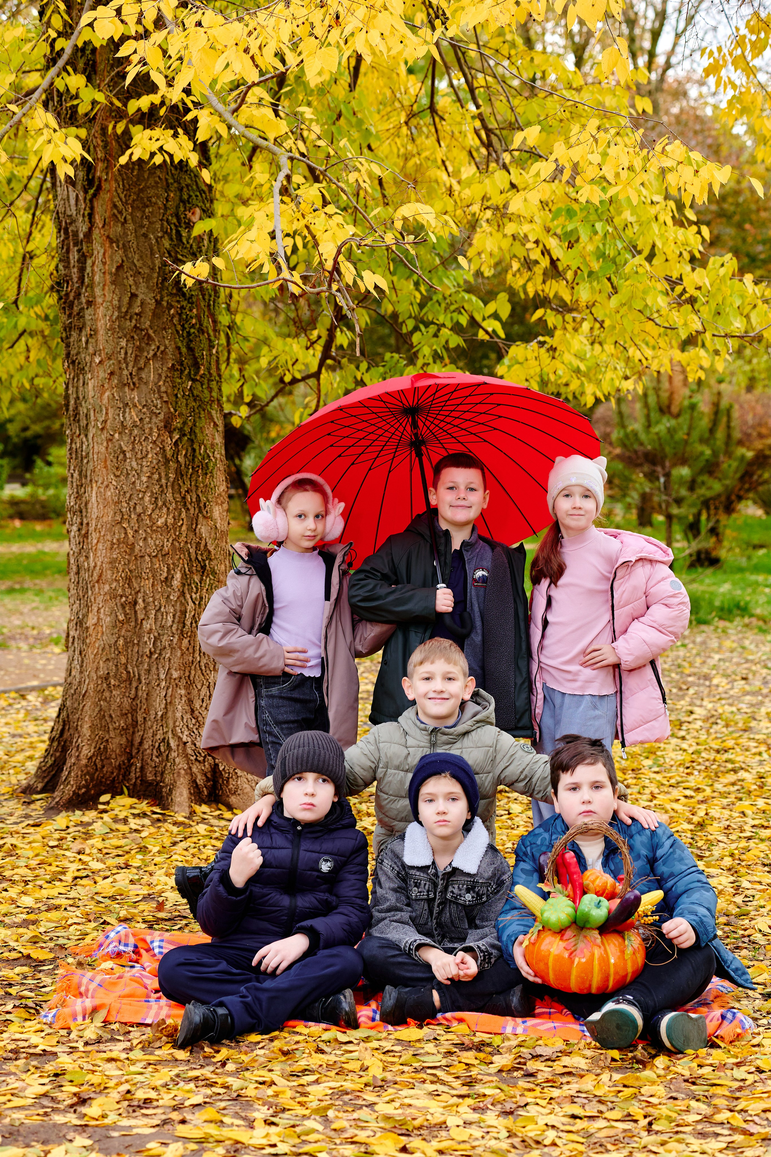 Прогулка в парке классом. Фотограф Выпускные альбомы Таганрог Сергей Коробченко