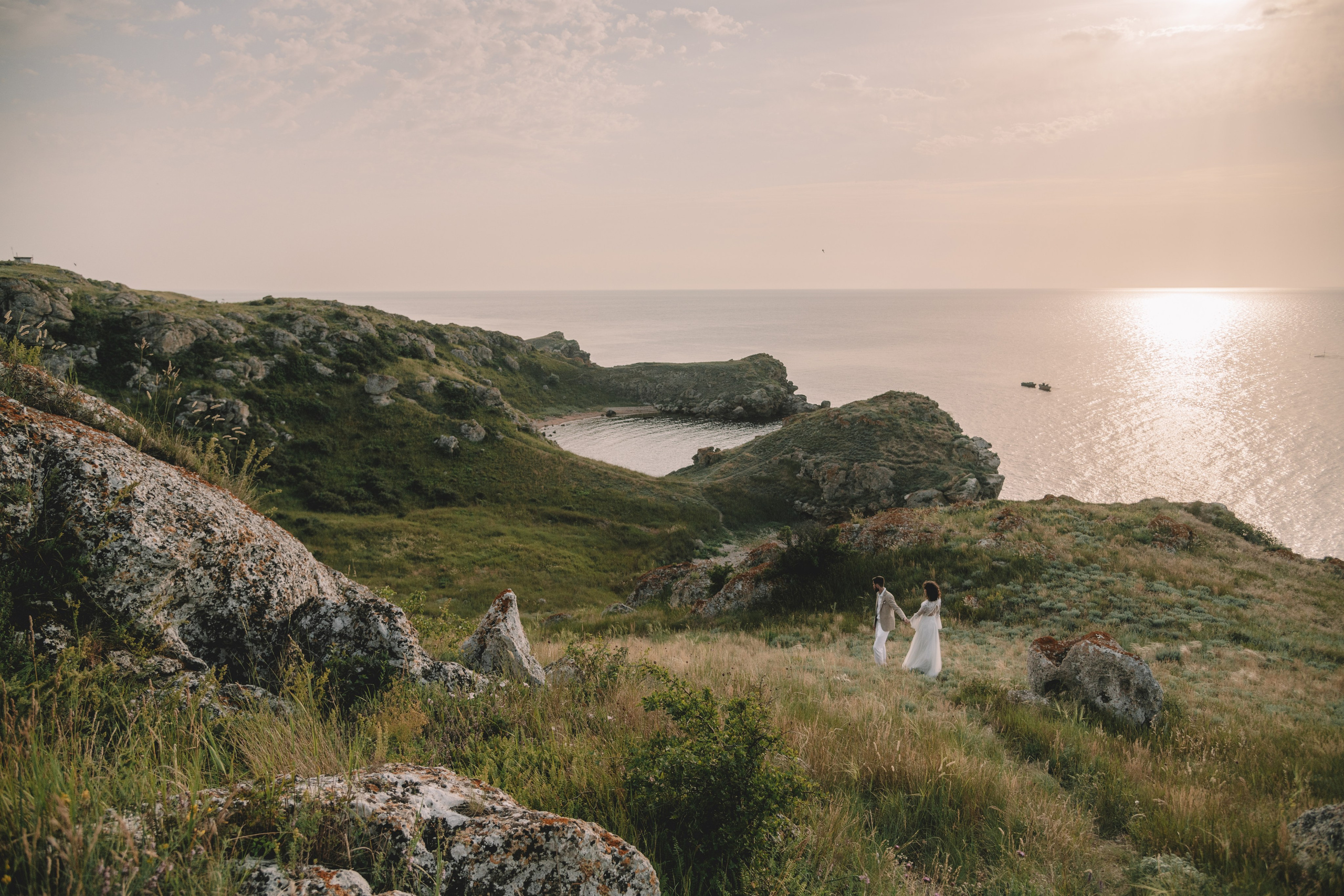 Свадебная фотосессия в Щелкино ,Бухта Космонавтов. Выездная церемония на берегу моря Крым. Свадебный и семейный фотограф и видеограф, Крым, Москва, Санкт -Петербург