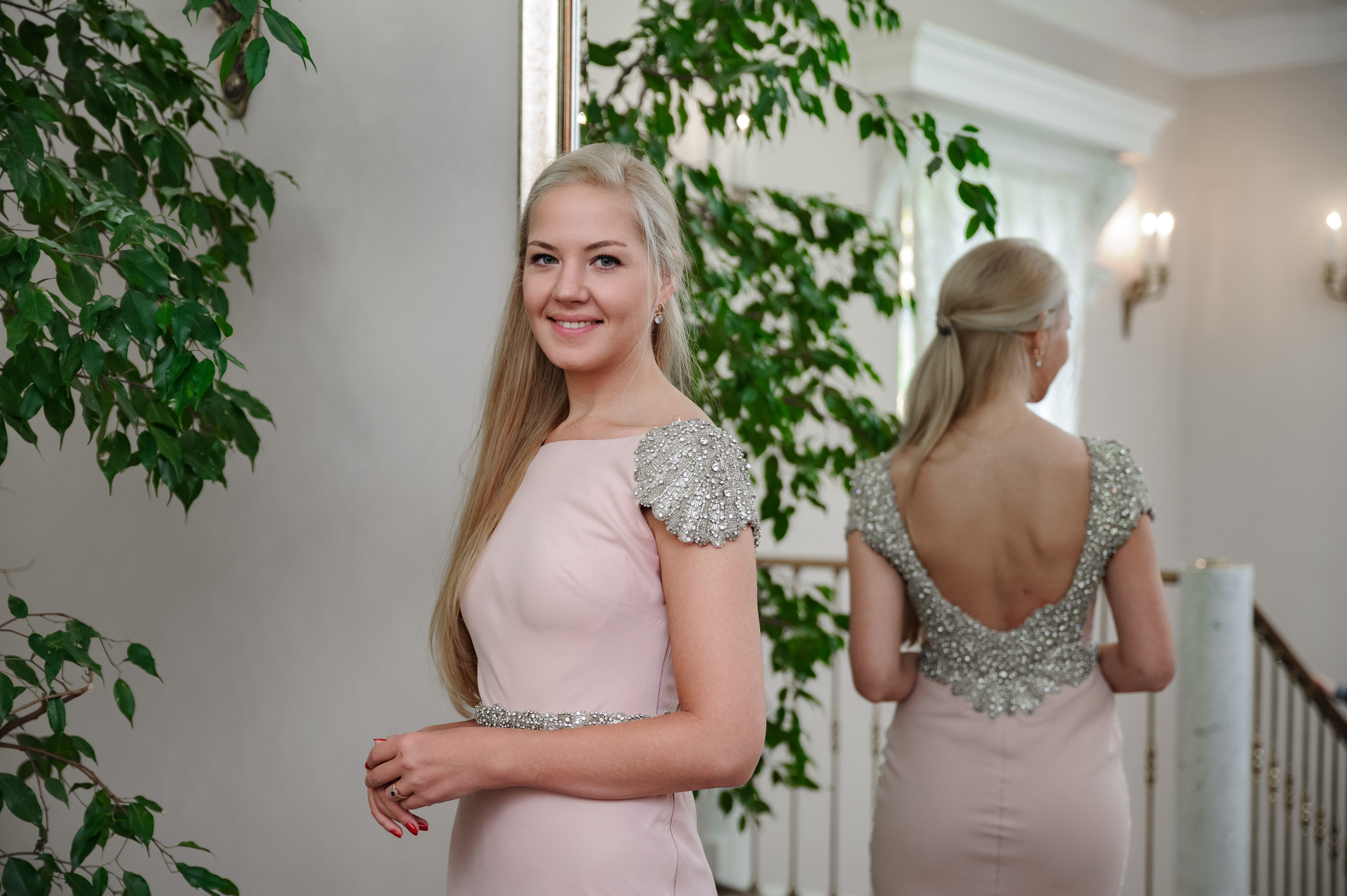 Фотосессия в интерьерах дворца в Пушкине для молодоженов и гостей.