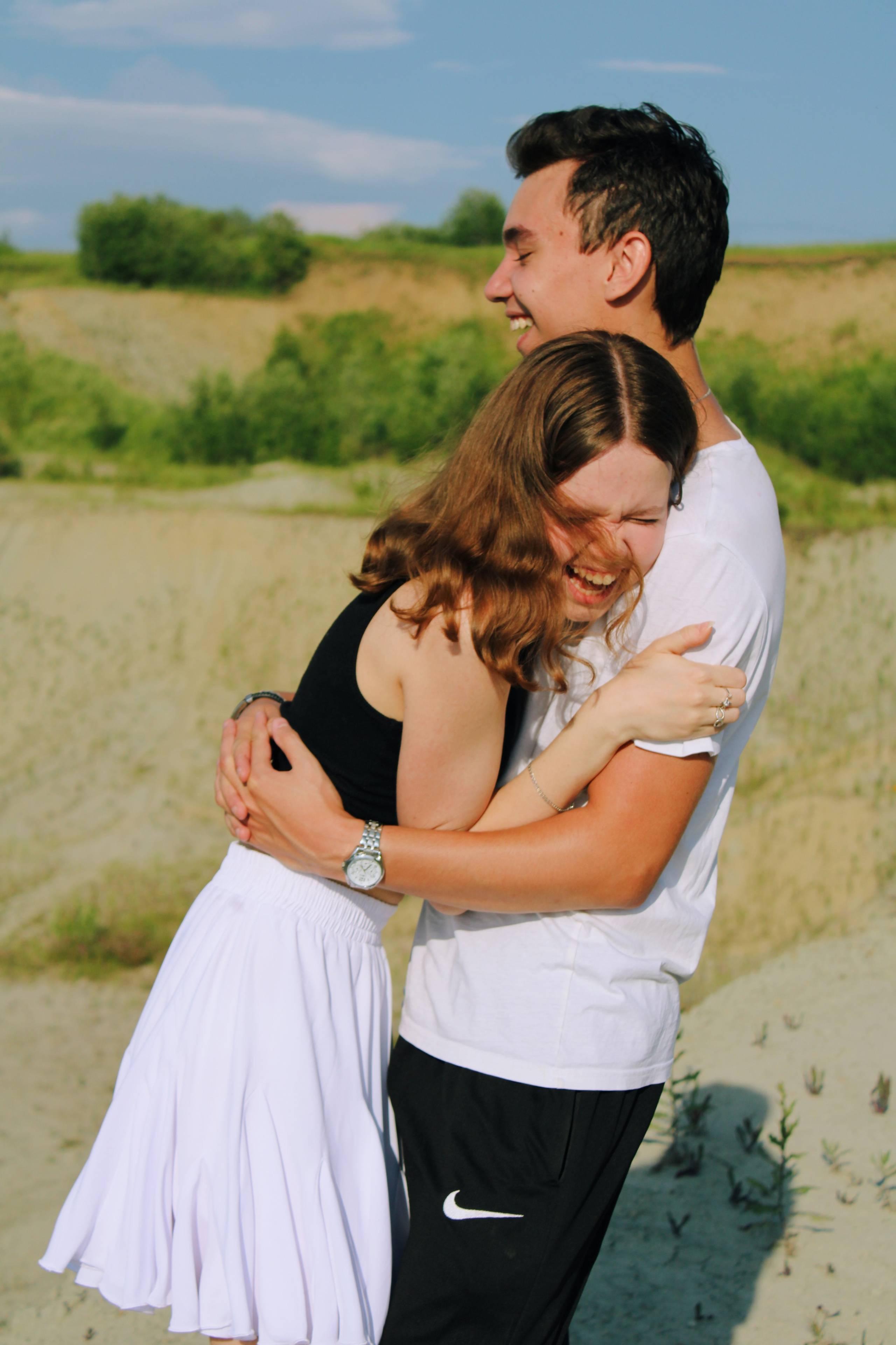 Парень и девушка. Семейная пара стоит вместе. Обнимаются