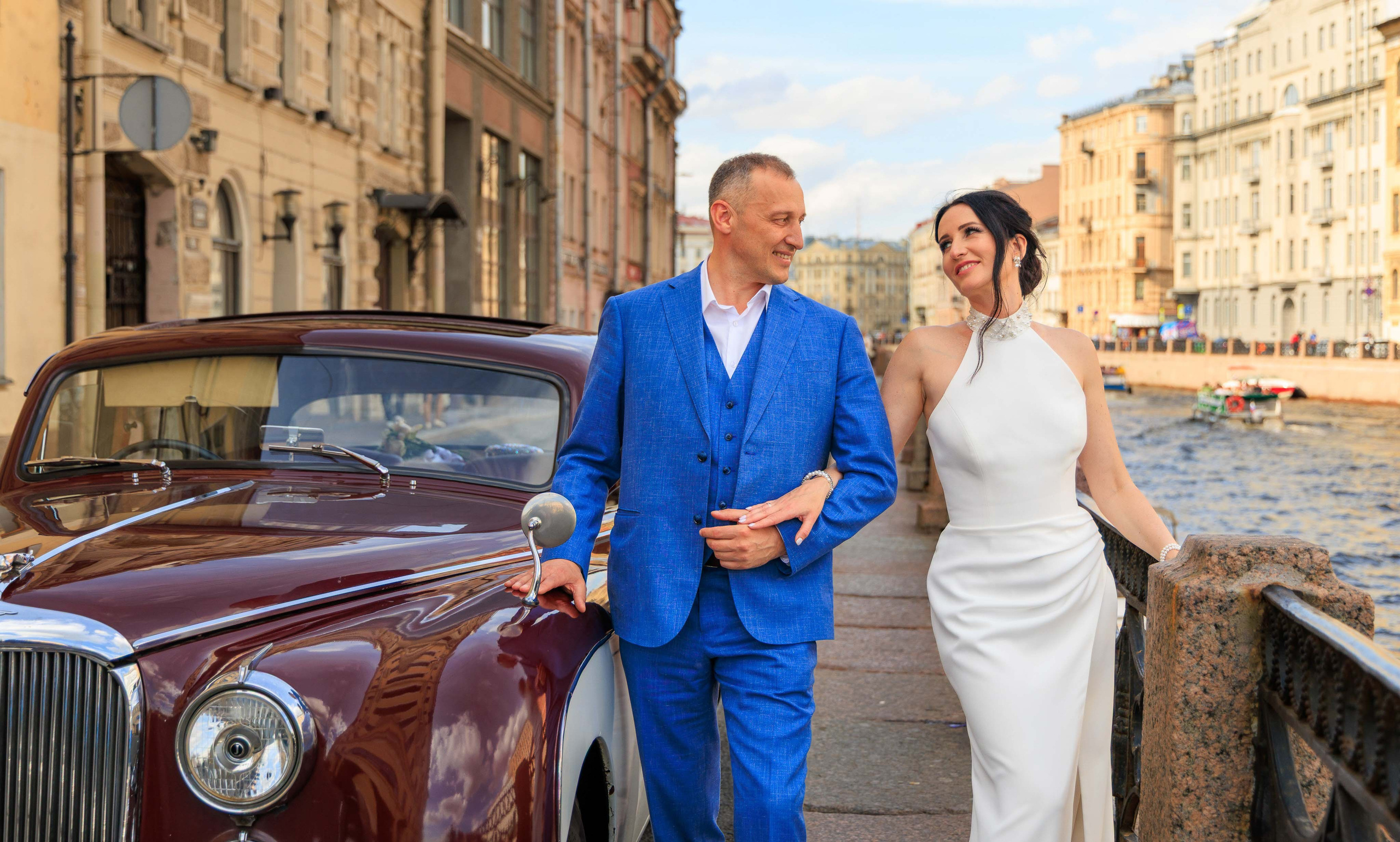 Трогательный первый взгляд жениха и невесты на фоне панорамы Санкт-Петербурга.