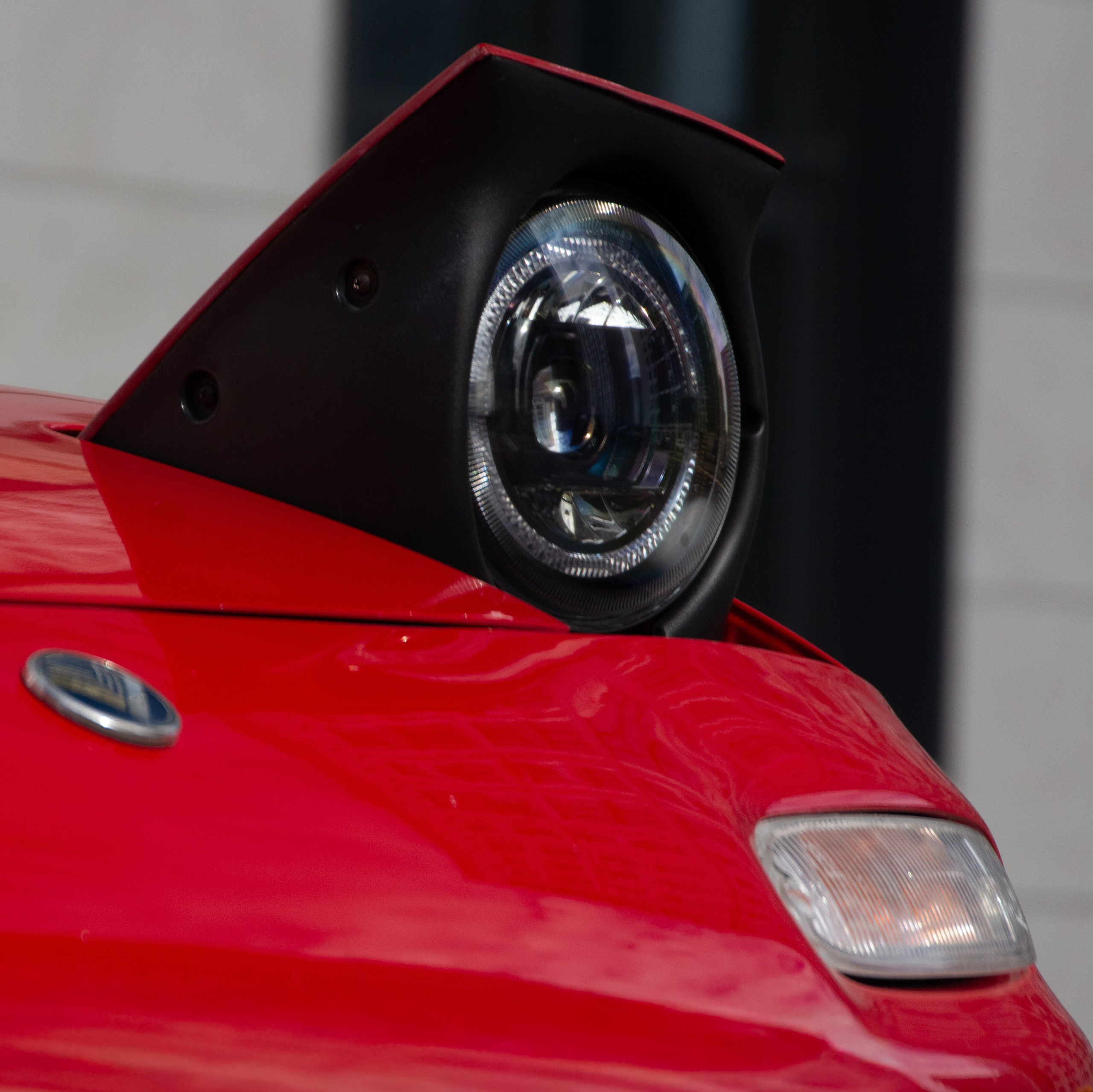 Фото Mazda MX-5 Miata (Eunos Roadster) NA: красный родстер