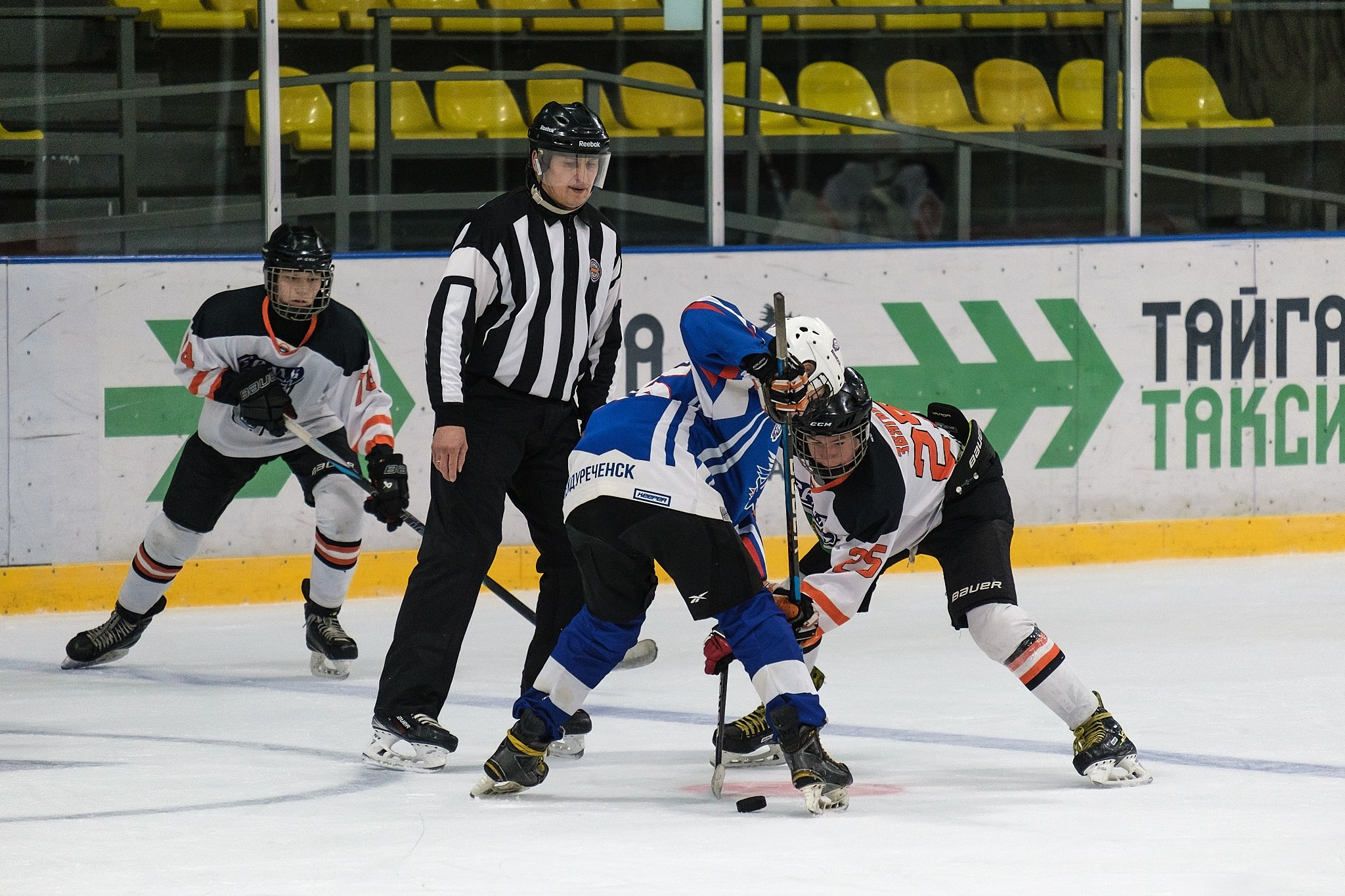 Эмоции на льду, запечатленные Никитой Максимовым: репортажные снимки передают всю остроту борьбы в хоккейном матче между "Вымпелом-2011" (Междуреченск) и "Ермаком" (Ангарск). 