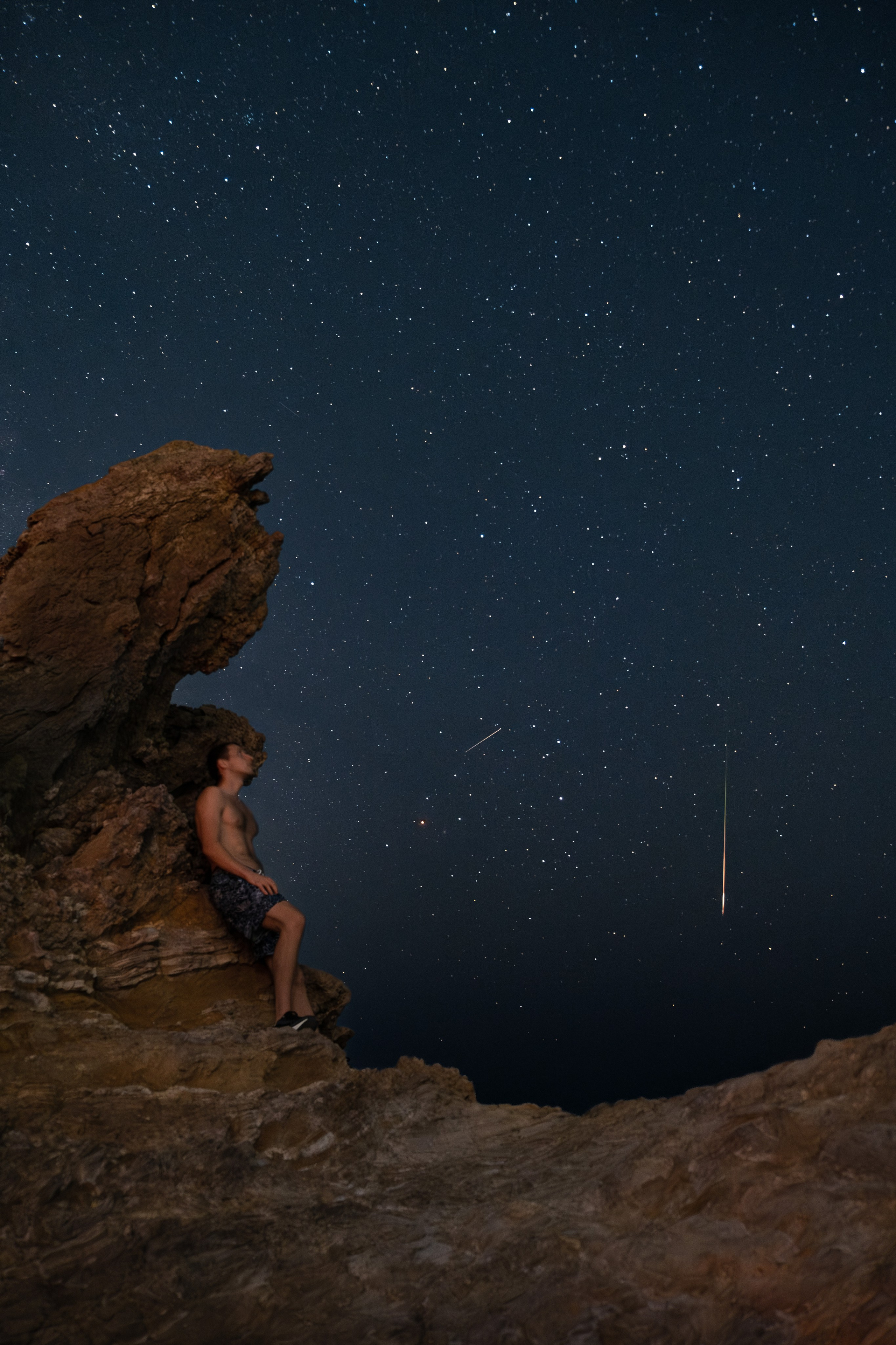 Ночная фотосессия. Падающий метеор. Красивый кадр падающей звезды на скале дракон