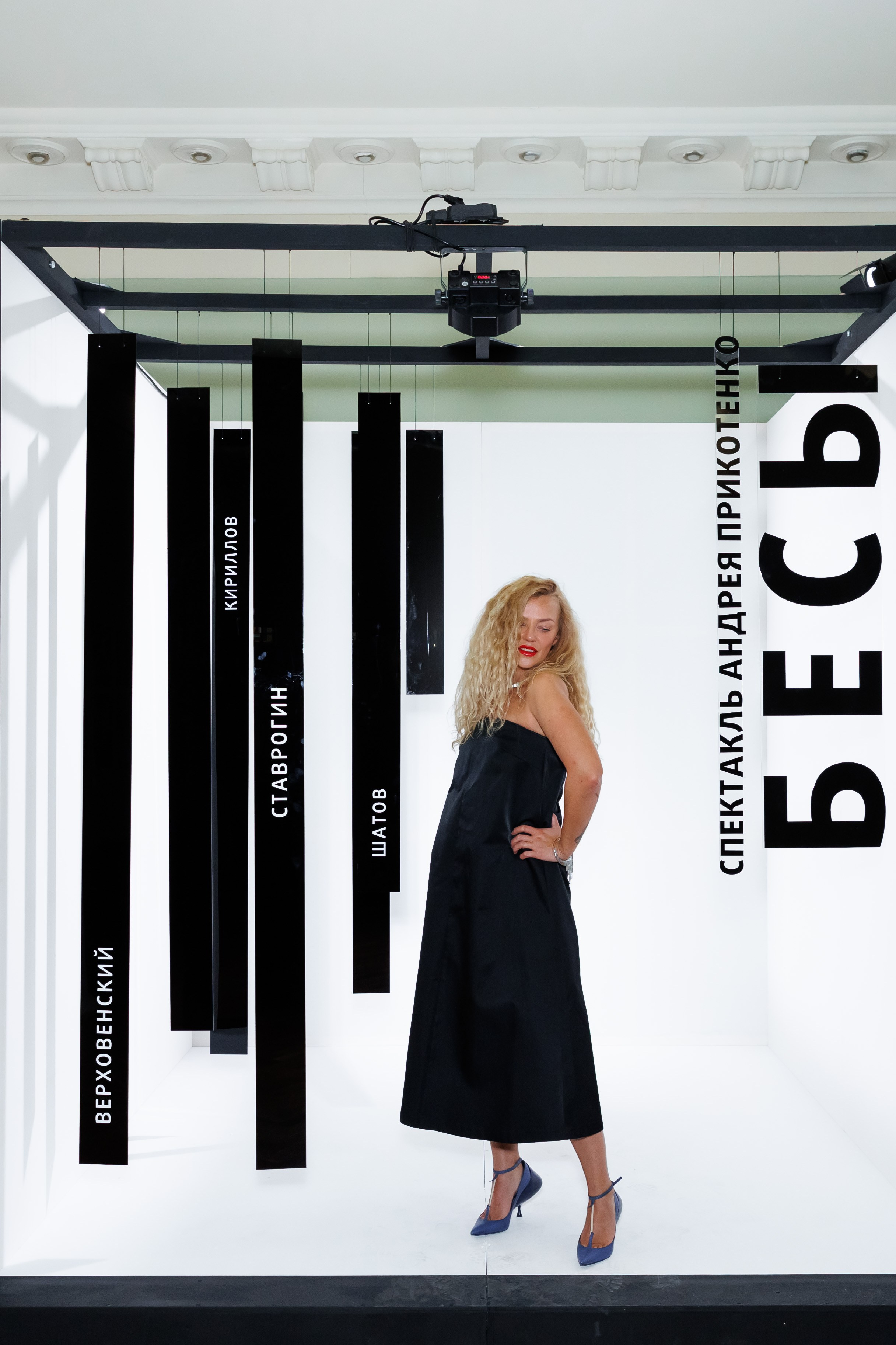 Красный факел — фотозона перед премьерой спектакля. Фотограф Новосибирск — Наталья Гресь