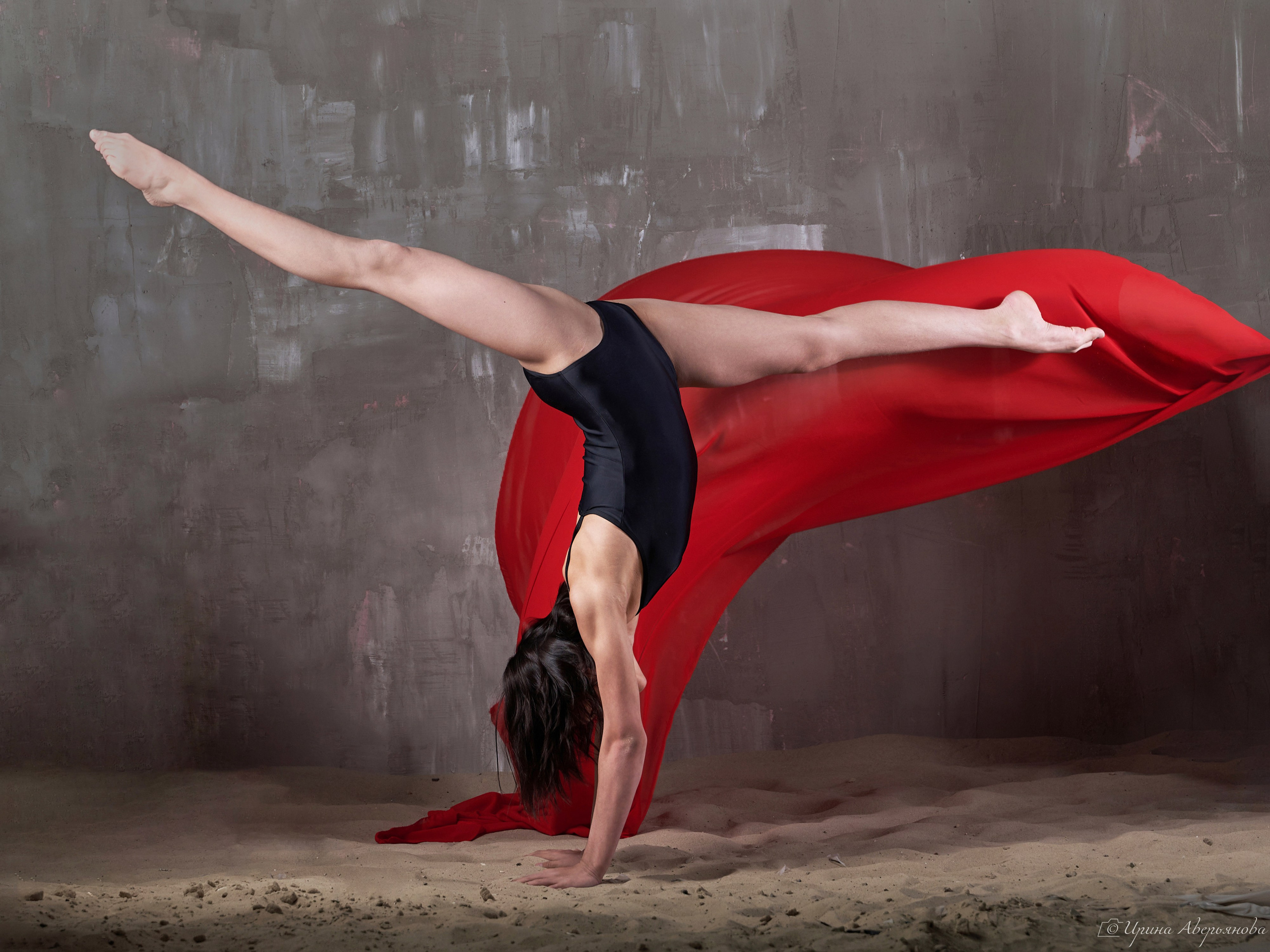 Студийная фотосессия гимнастки с тканью. Фотограф в Ульяновске Ирина Аверьянова
