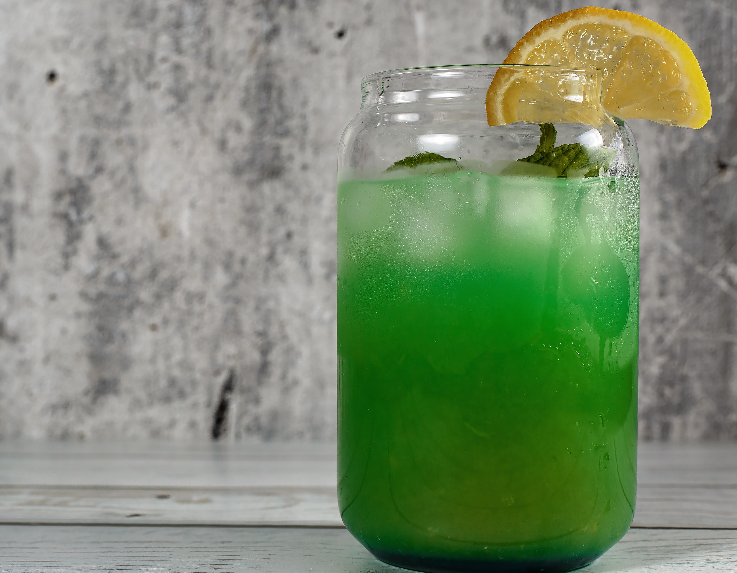 Мохито со льдом с лимоном в стеклянном стакане кофейня