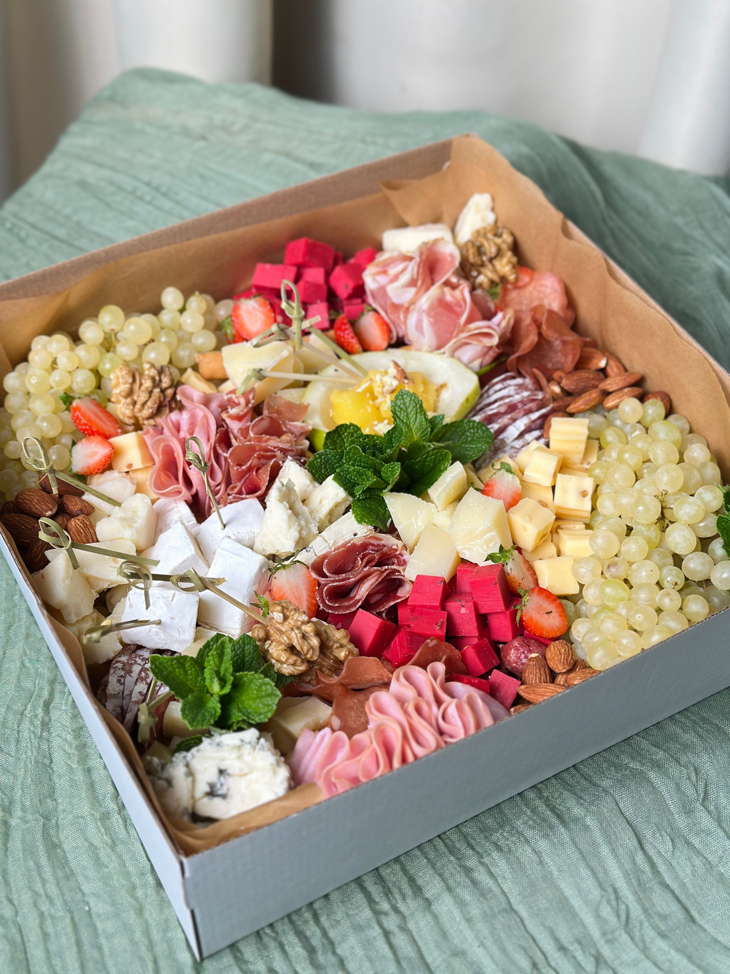 ГастроБоксы. Выездной кейтеринг, съедобные букеты, торты и сладости на заказ