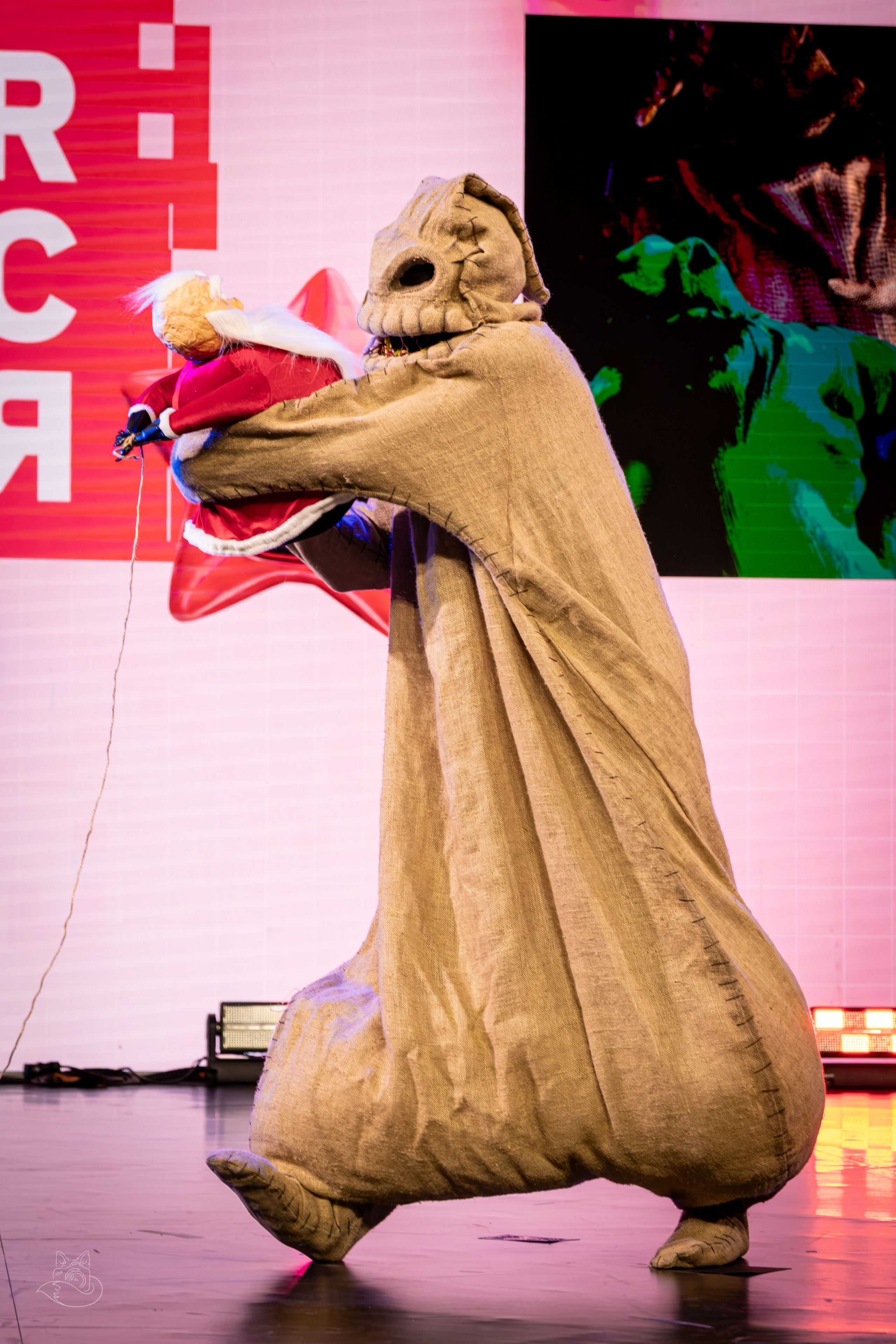 Сцена РЭД ЭКСПО 2024. Косплей фотограф