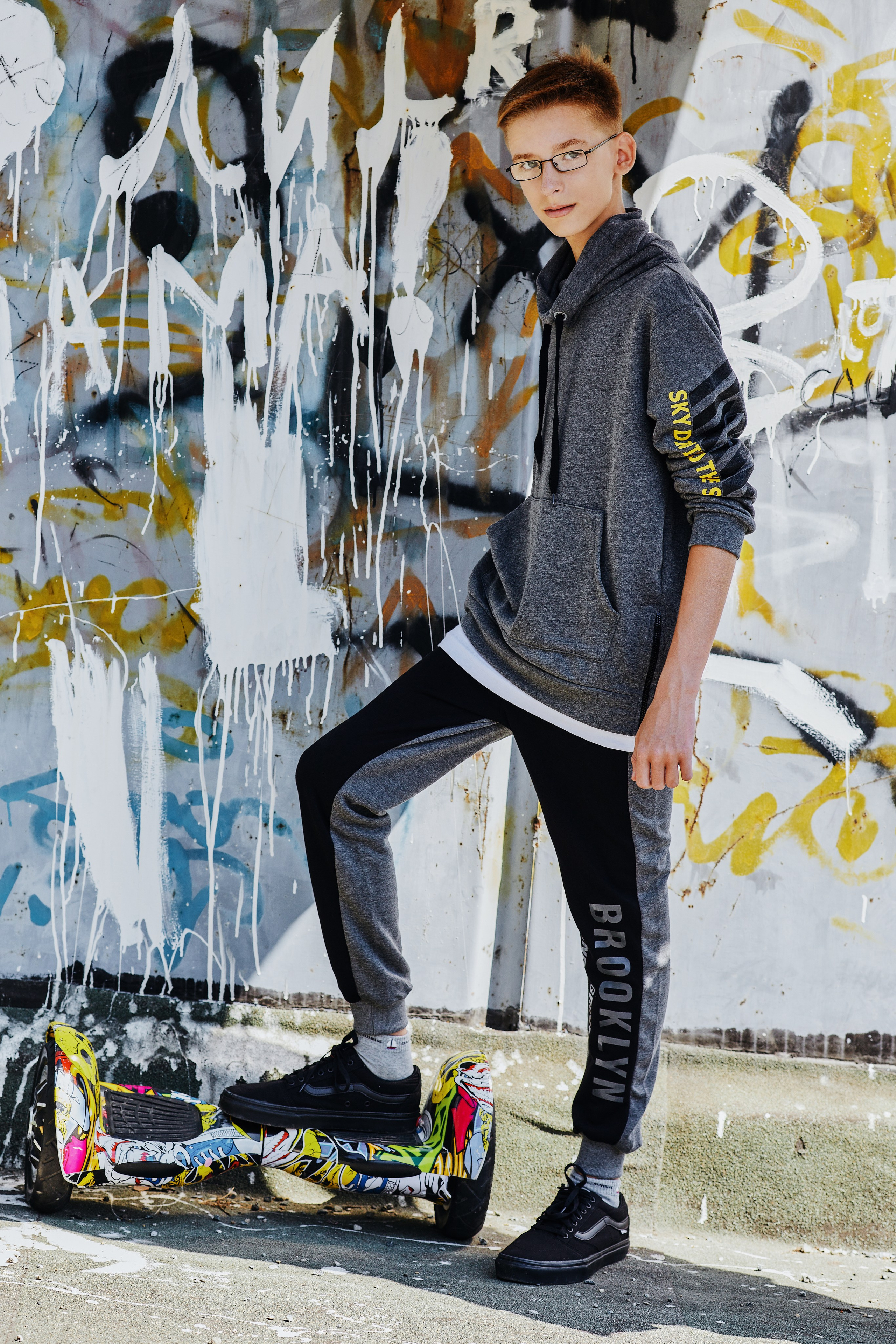 Спортивная уличная фотосъёмка для парня-подростка на улице Ленинской в Находке