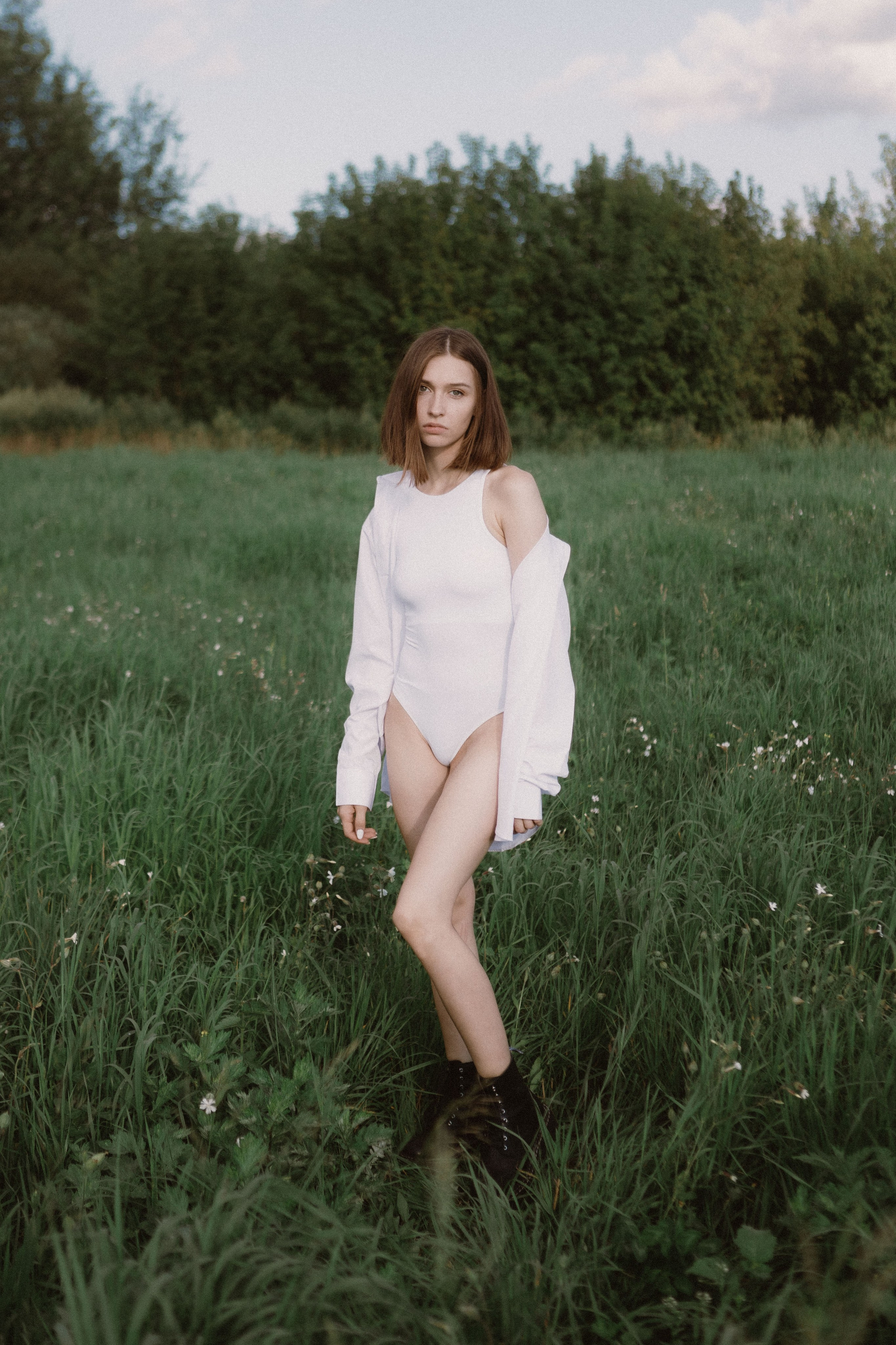 Летняя фотосессия в поле. Девушка в поле в кровати