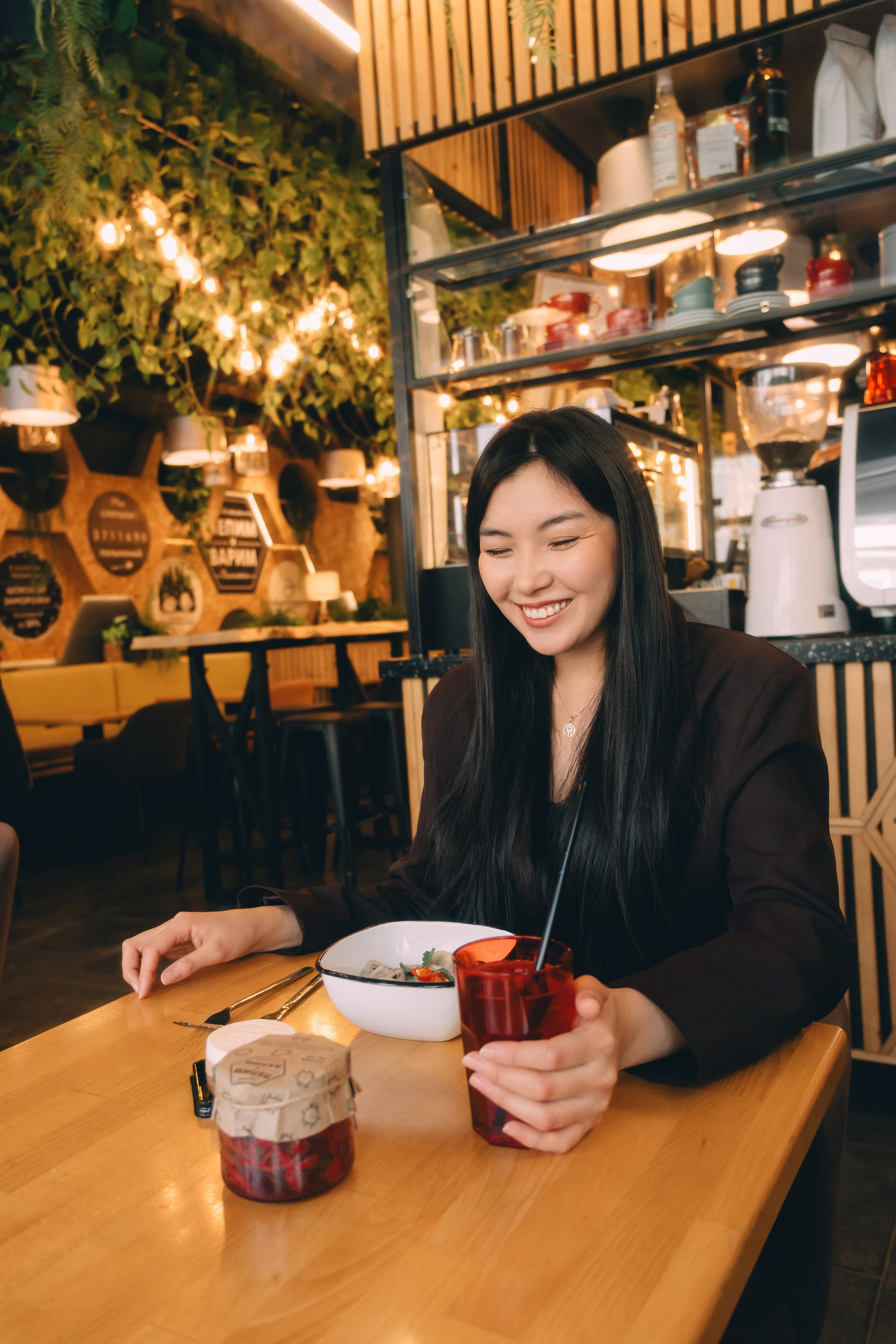 Девушка в кафе. Фотограф Якутск Зоя Николаева