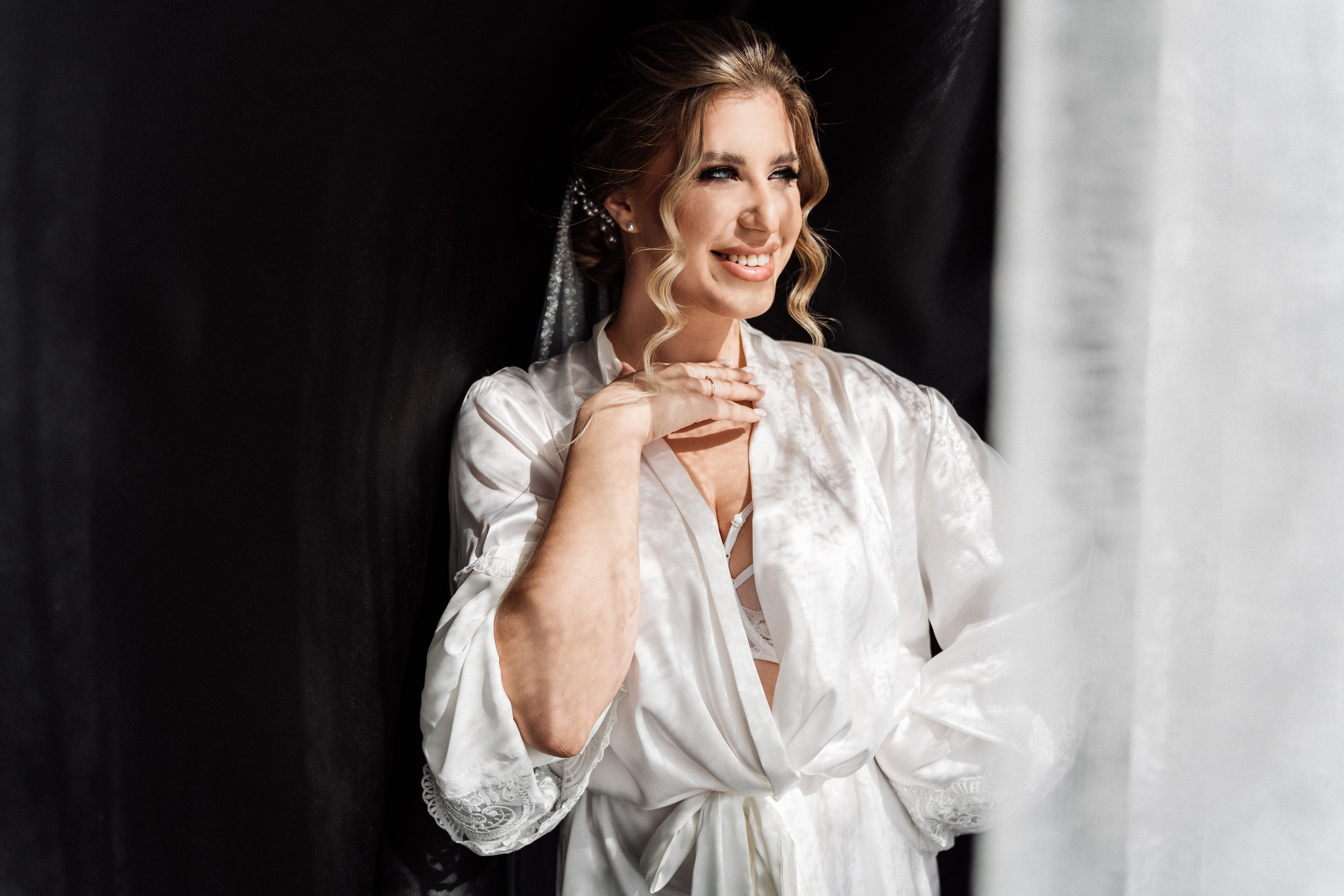 Красивая невеста у окна