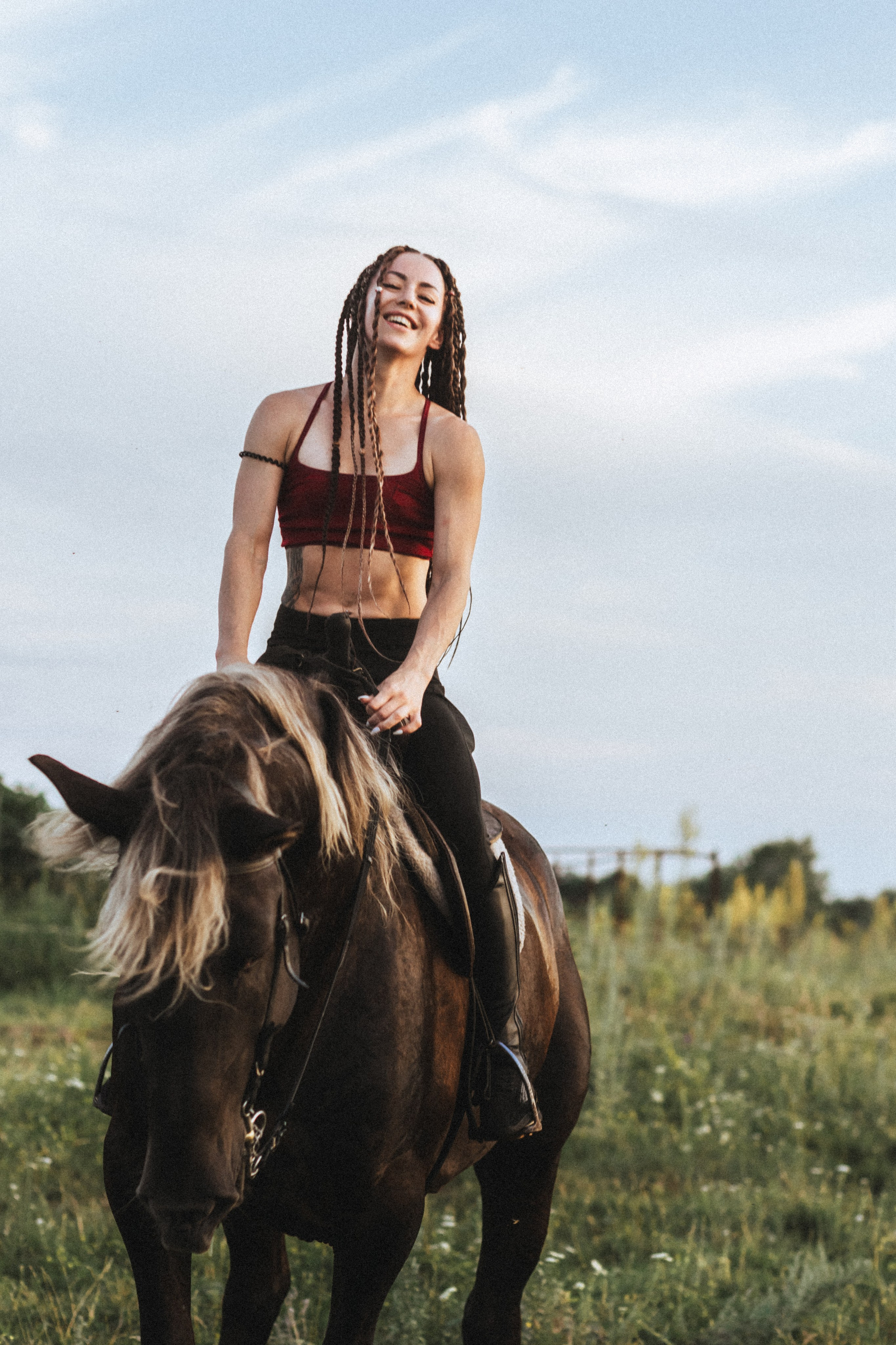 Счастливая всадница с дредами верхом на коне, улыбка и свобода. Фотограф в Пензе Александра Овечкина