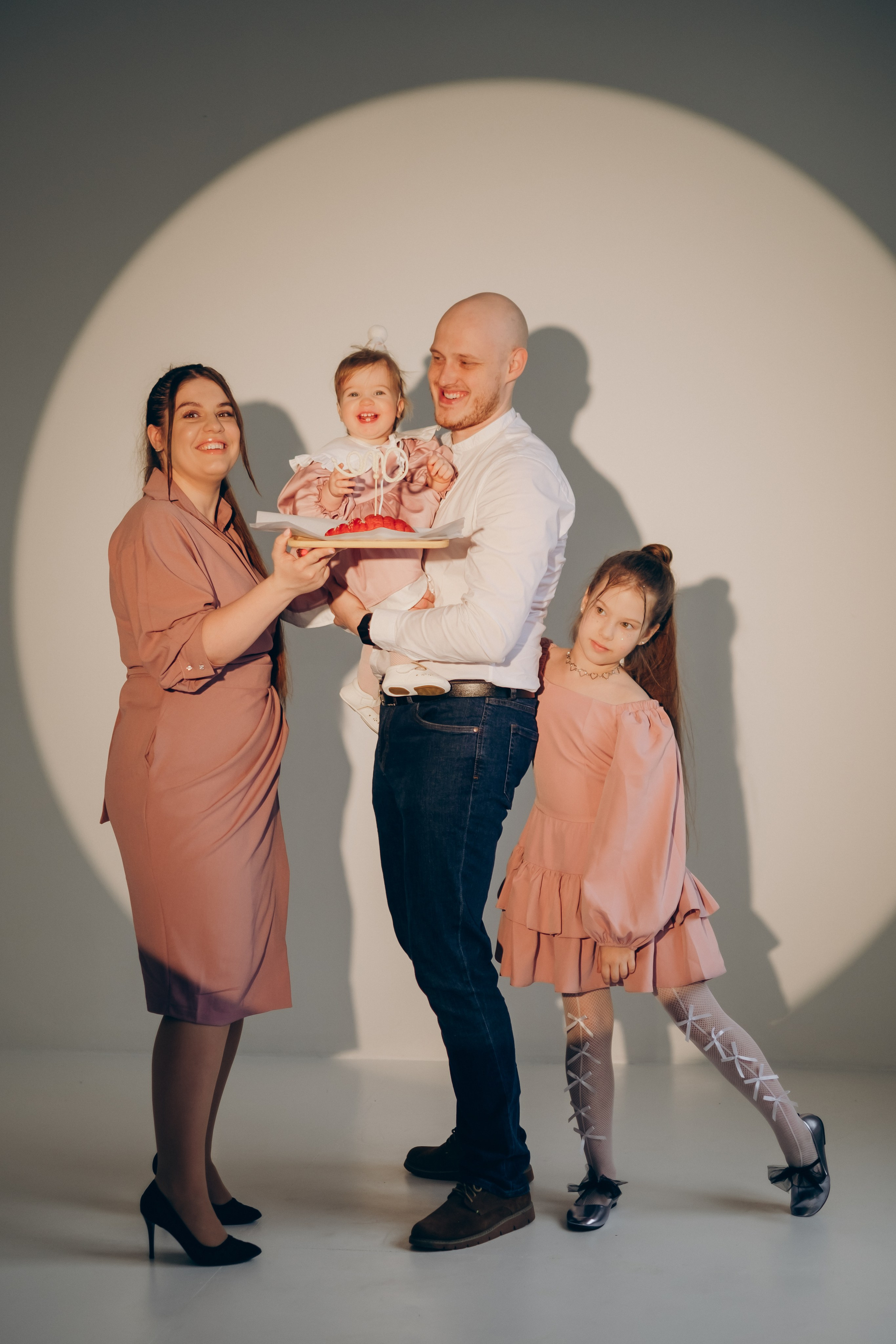 Фотосессия «День рождения» в минималистичной студии. Фотограф Новосибирск Анна Рождественская