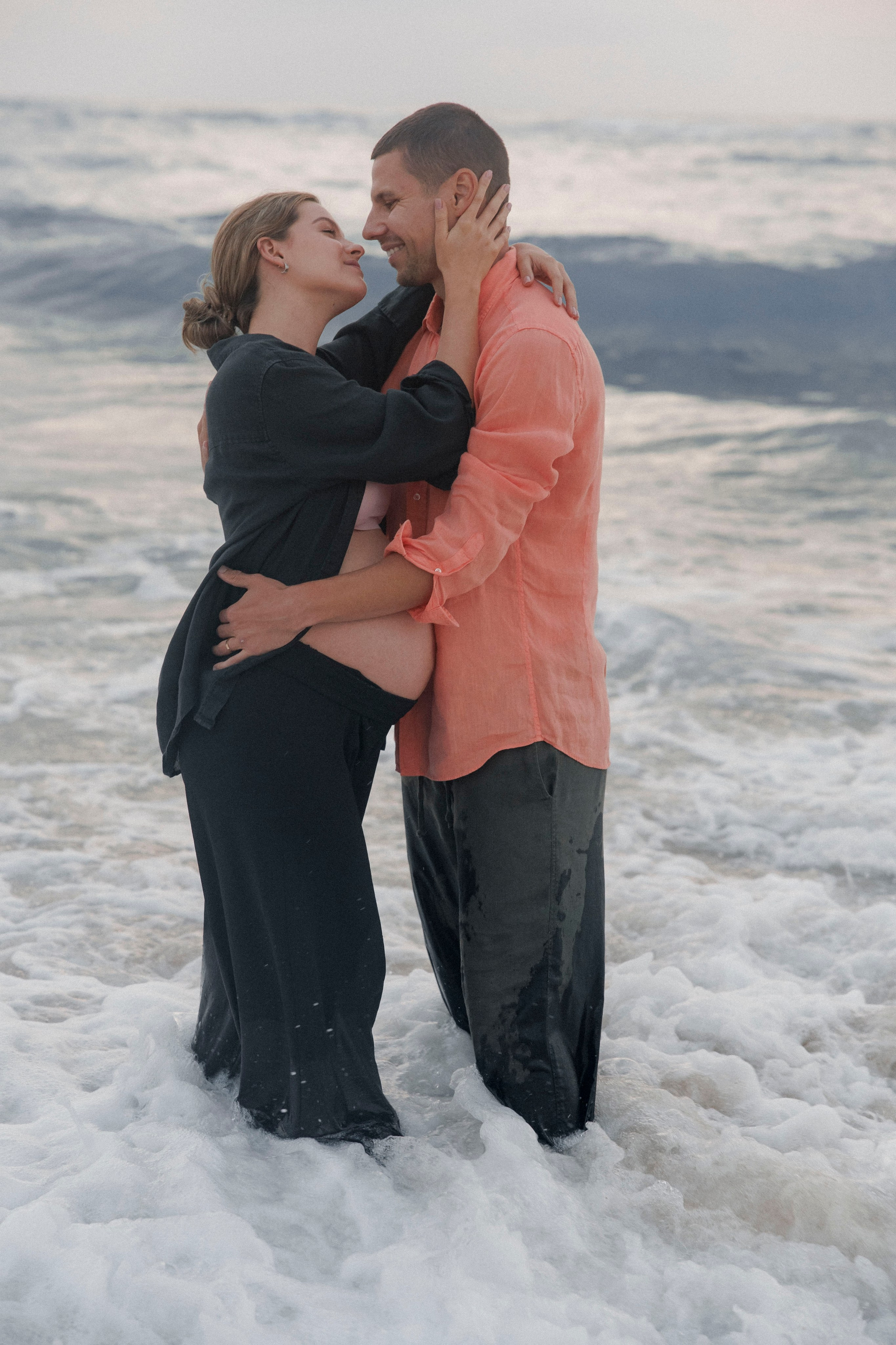 Pregnancy photoshoot near the sea (cloudy weather). Главная