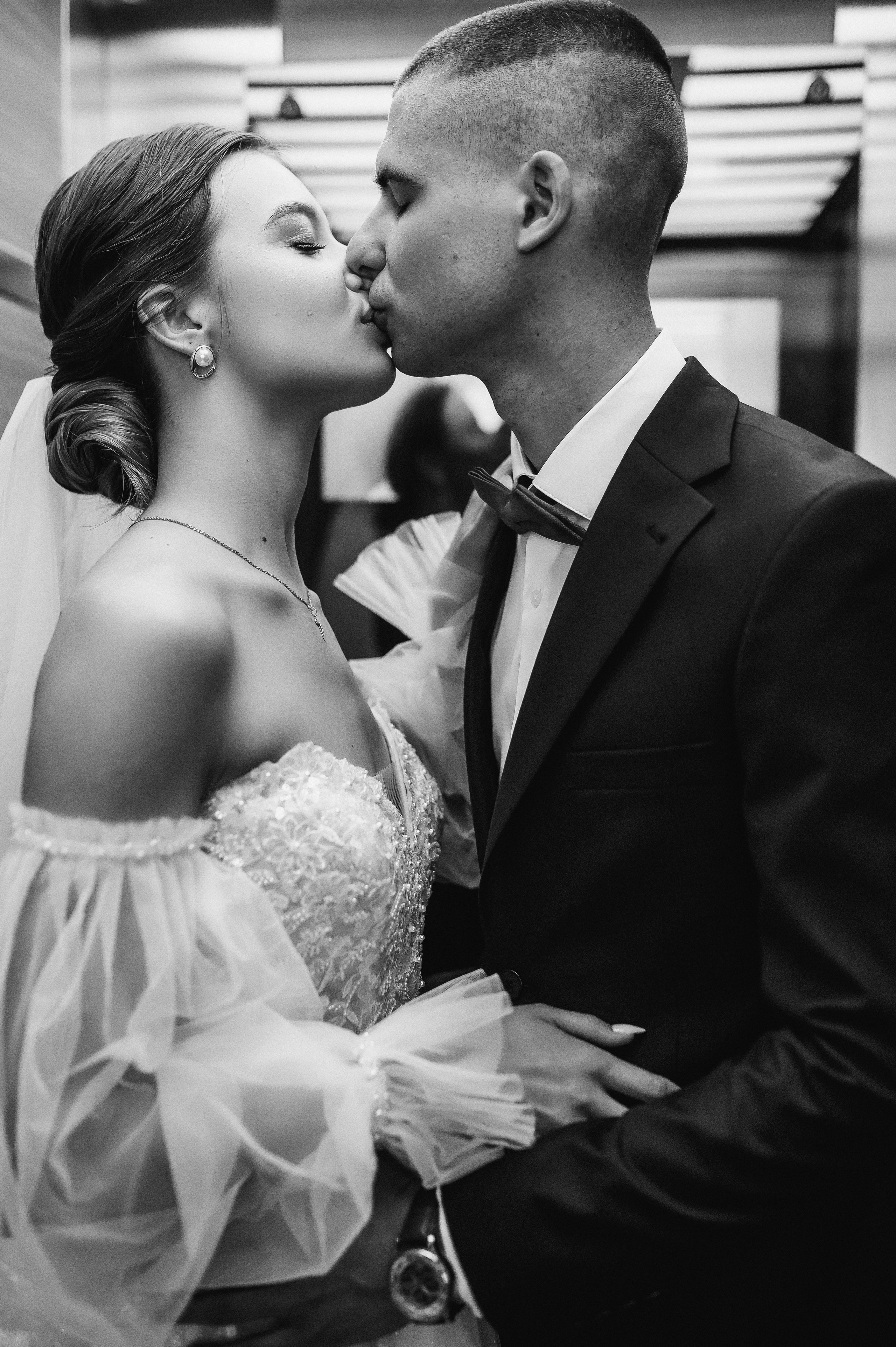 Свадебное утро и прогулка красивой яркой пары. Свадебный и семейный фотограф в Симферополе Дарья Маркова