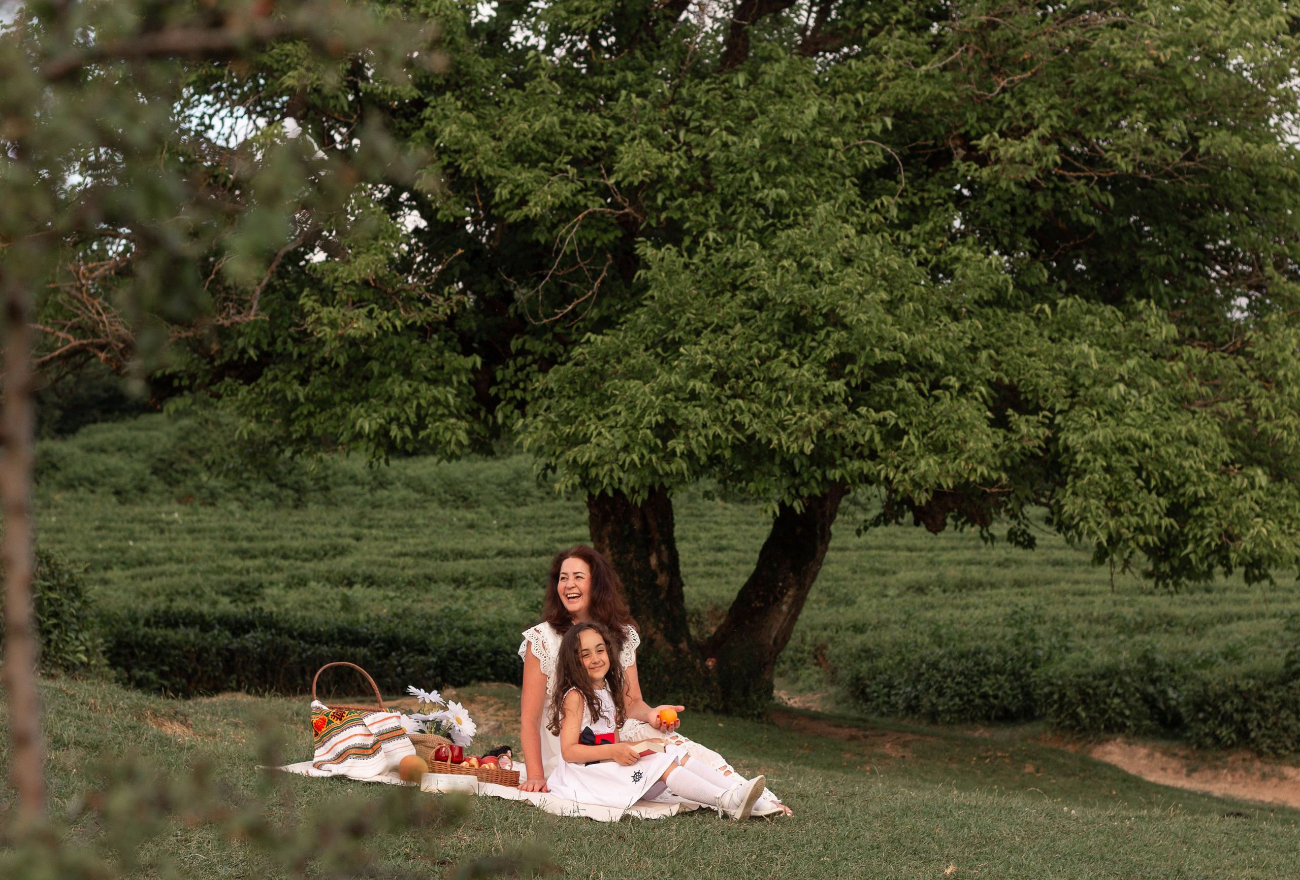 Мама с дочкой встречают закат в горах. Семейный фотограф в Сочи, Лоо, Дагомысе, Вардане Кучумова Олеся
