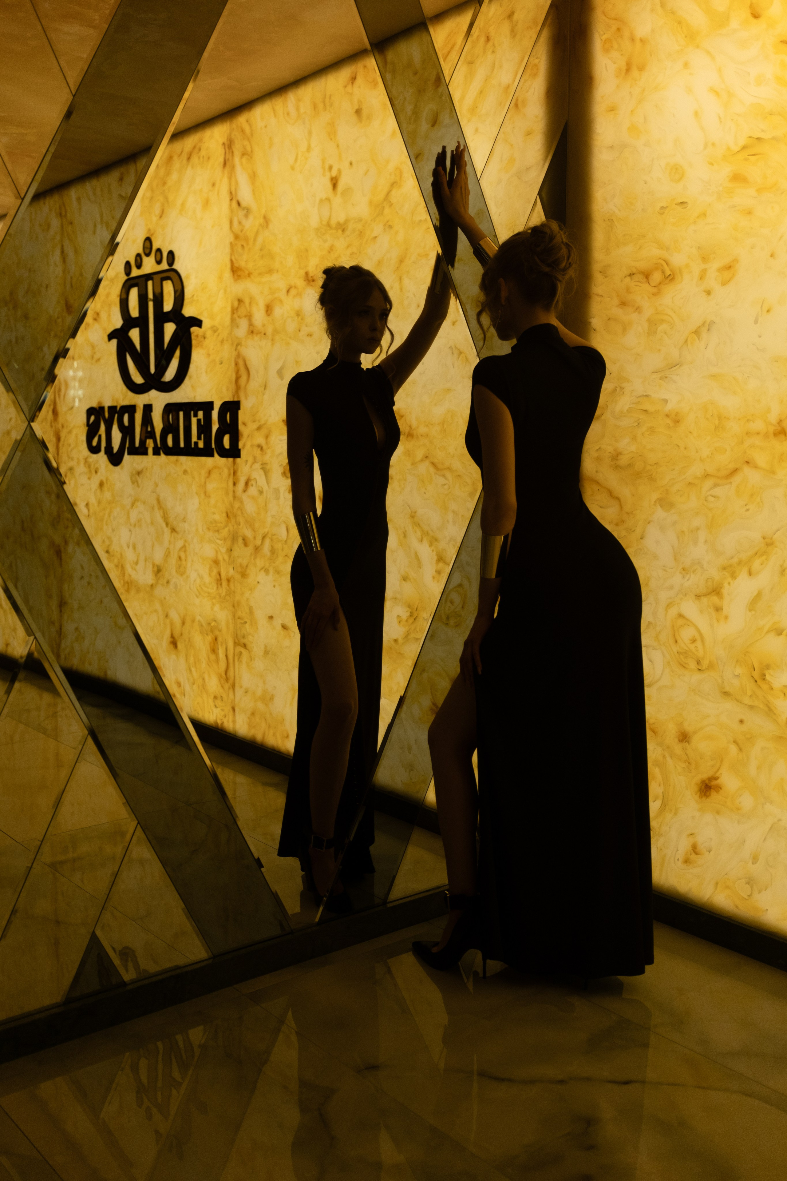 Катя в холле отеля. Фотограф Коробова Екатерина