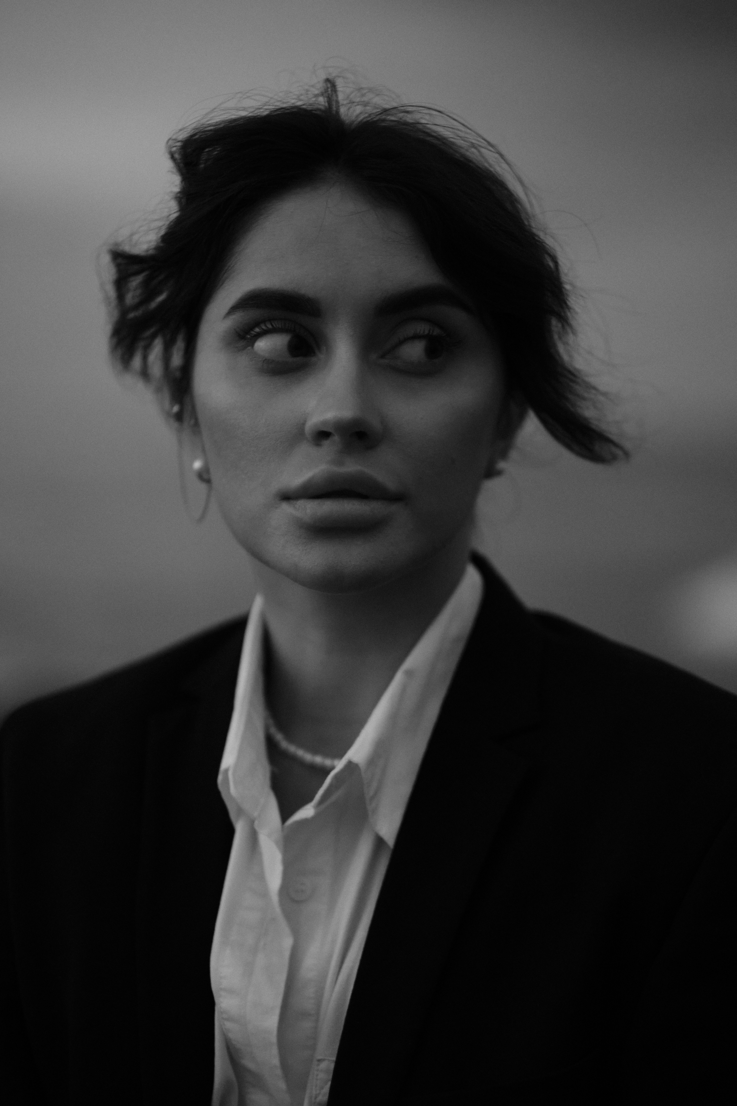 	Портрет с настроением: женщина в утреннем тумане на берегу