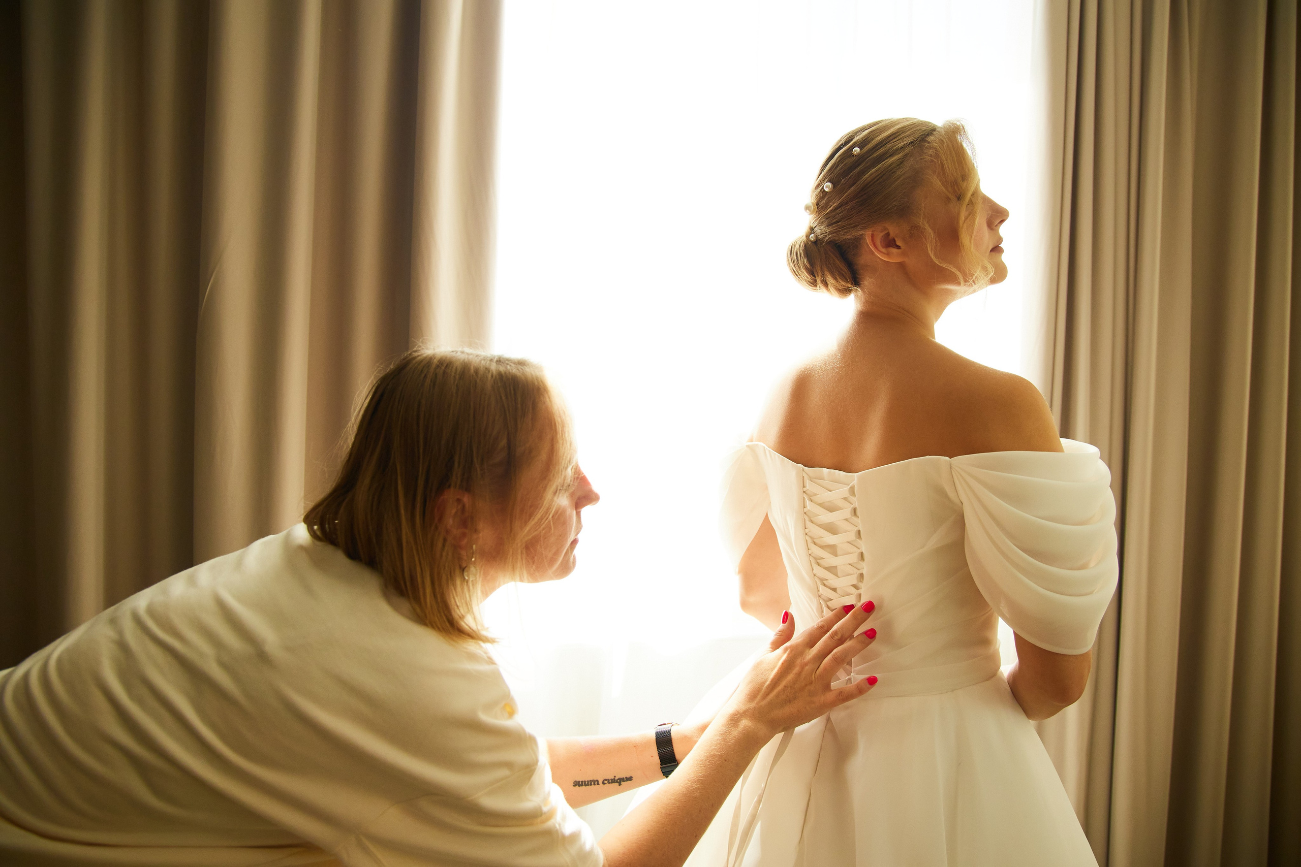 невеста одевает свадебное платье в самаре