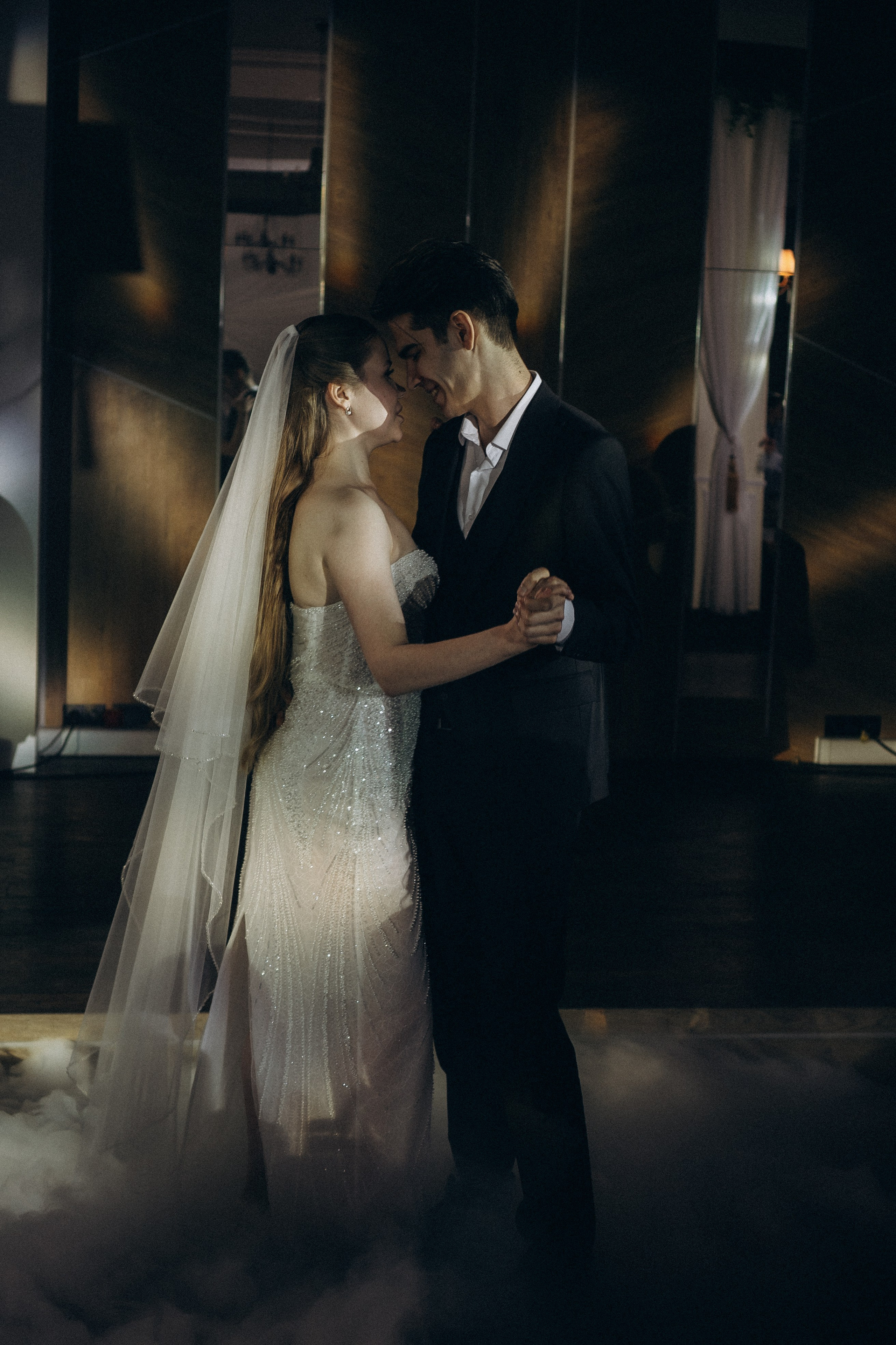 ПЕРВЫЙ ТАНЕЦ МОЛОДЫХ НА БАНКЕТЕ. ТРОГАТЕЛЬНЫЙ МОМЕНТ (СНЯТО В СИБИРЕ В НИЖНЕВАРТОВСКЕ). Профессиональный фотограф, Санкт-Петербург — Виктория Богомолова