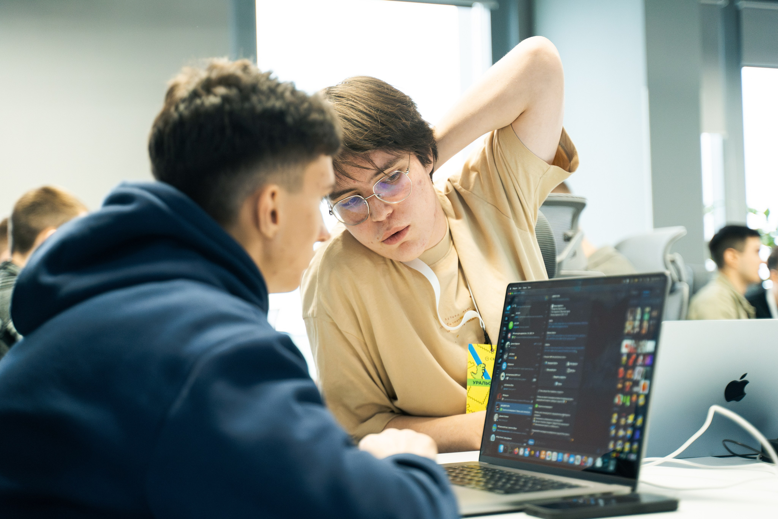 Разработчик слушает обсуждение задачи во время работы