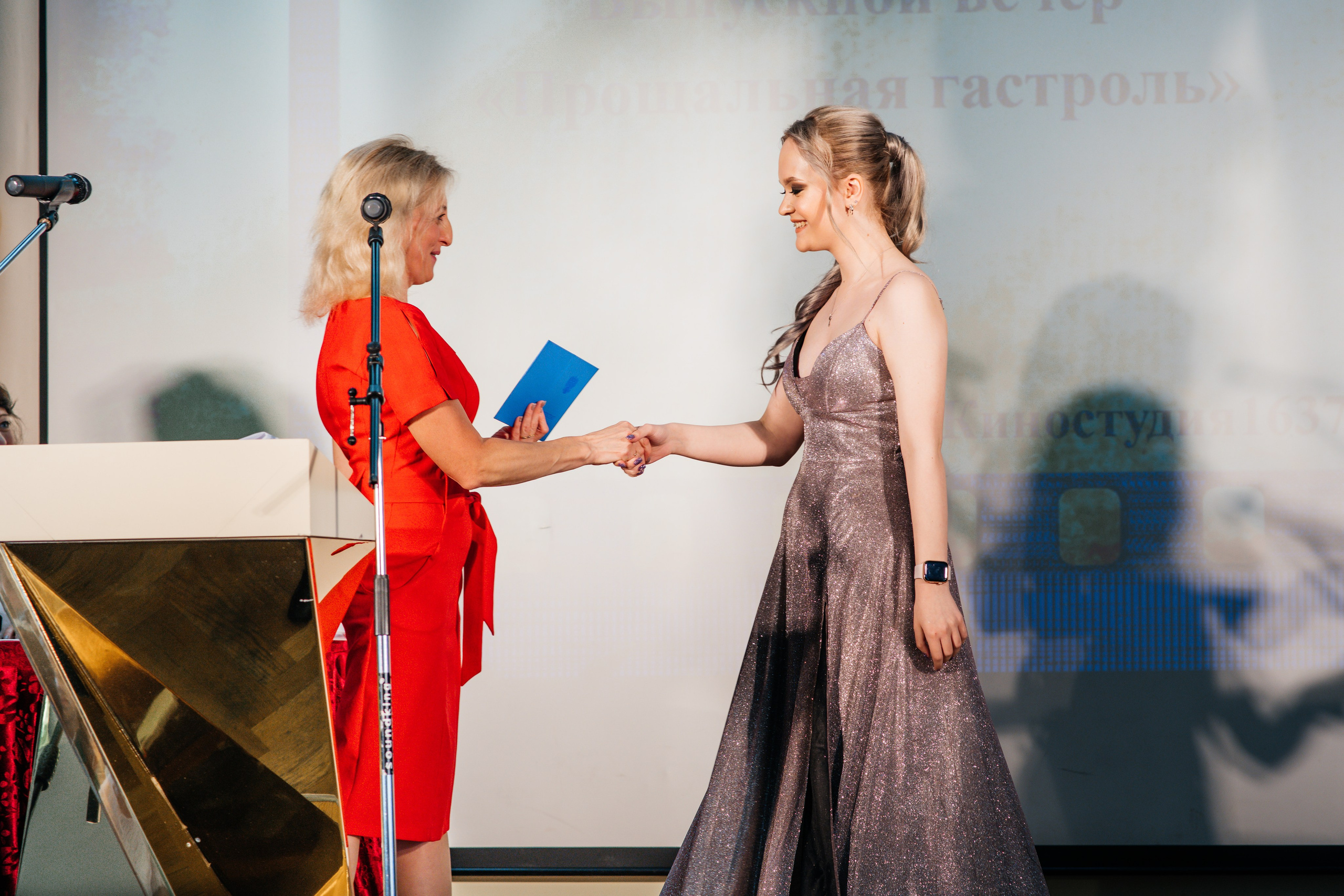 Вручение аттестатов. Выпускные альбомы в Подольске Москве и МО