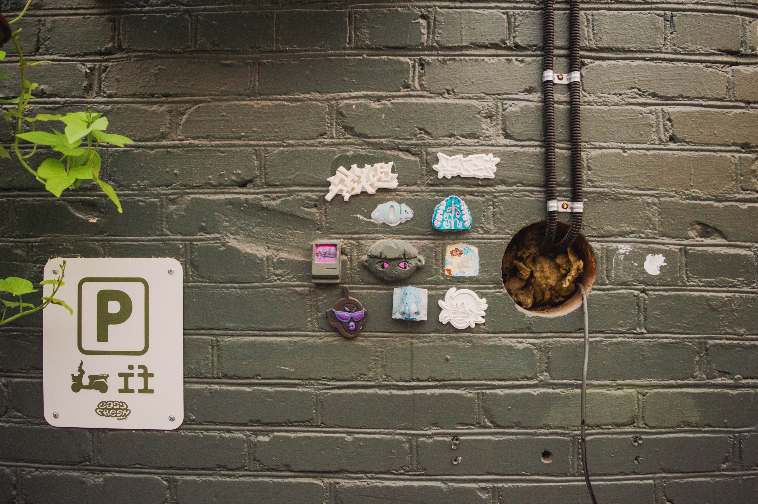 Типология «Стикербомбинг в городе». Фотограф Анастасия Лощакова в Москве