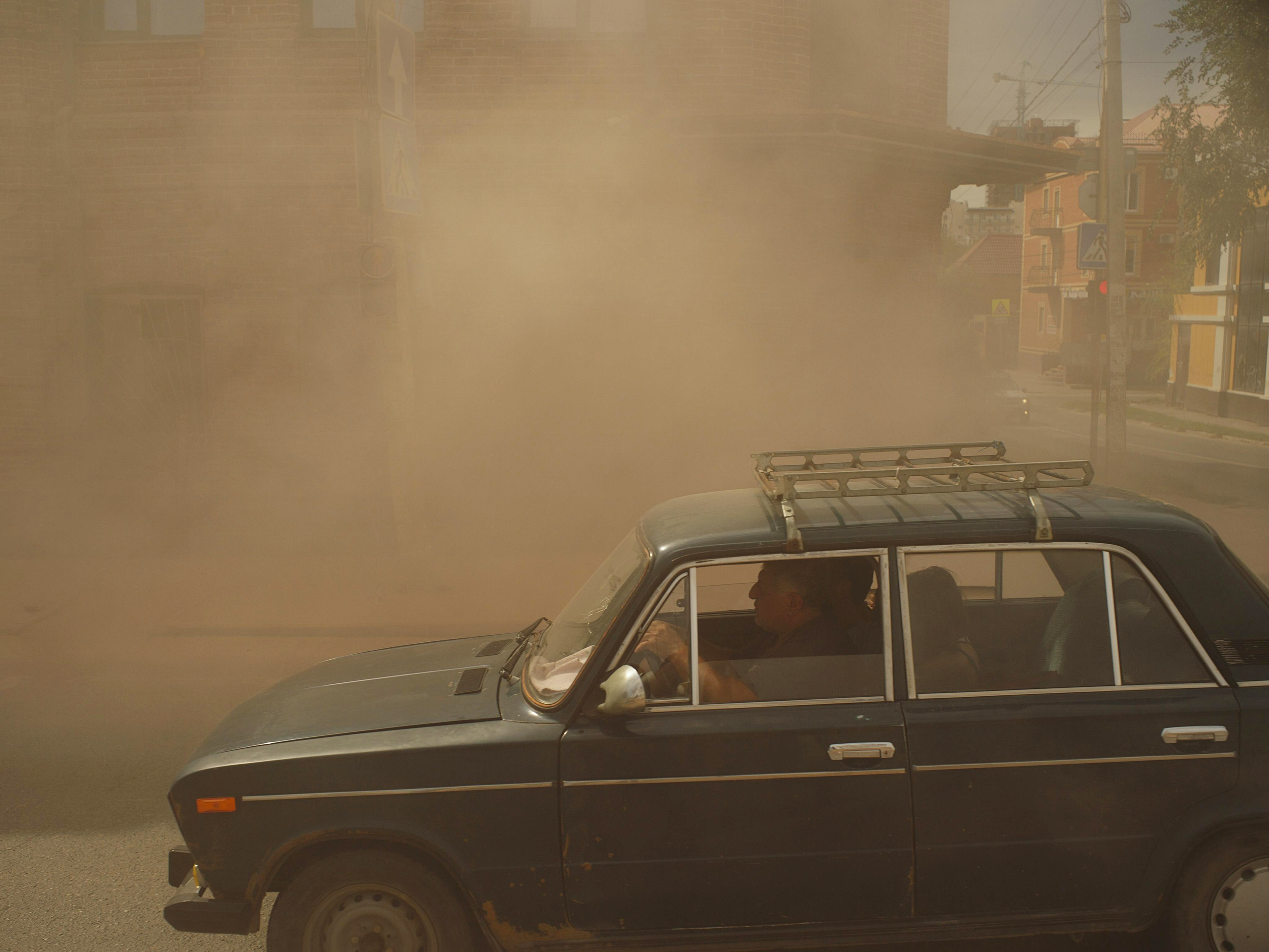 A rare phenomenon for Astrakhan: the restoration of a merchant's house in the city center. Red brick dust flies