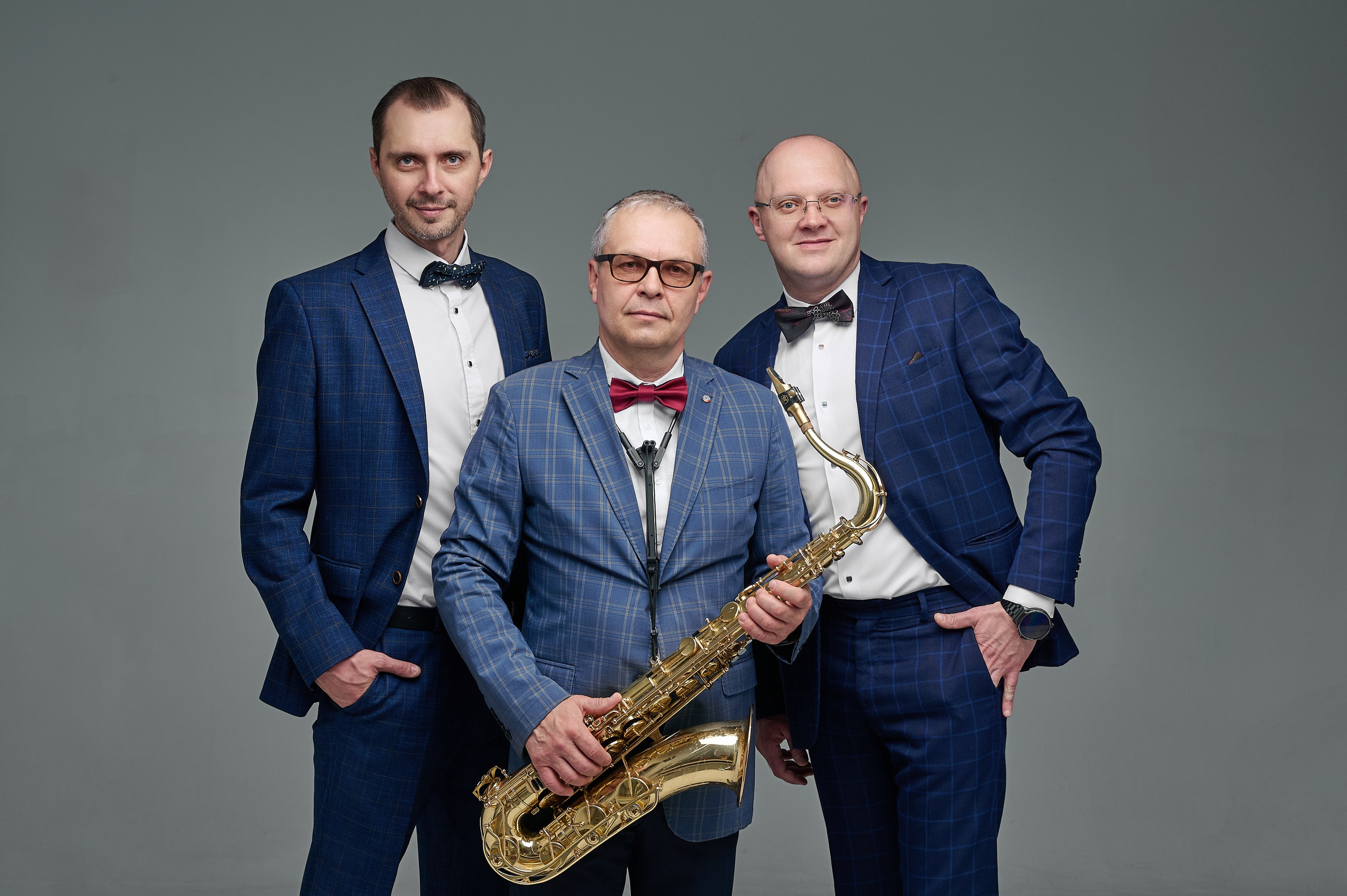 Фотоальбом "Музыканты для афиши" представляет собой коллекцию профессионально снятых фотографий музыкантов, которые могут быть использованы для создания афиши концерта или музыкального события