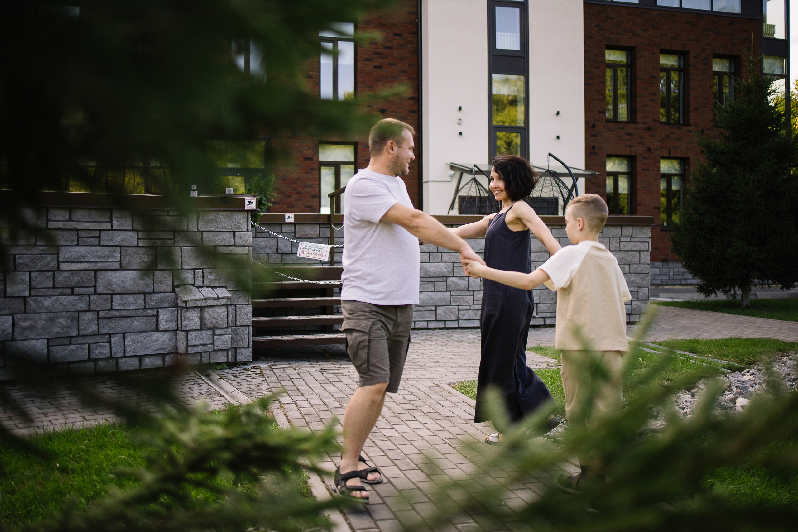 Семейная фотосессия у озера в центре Томска. Семейный фотограф в Томске Максимова Екатерина