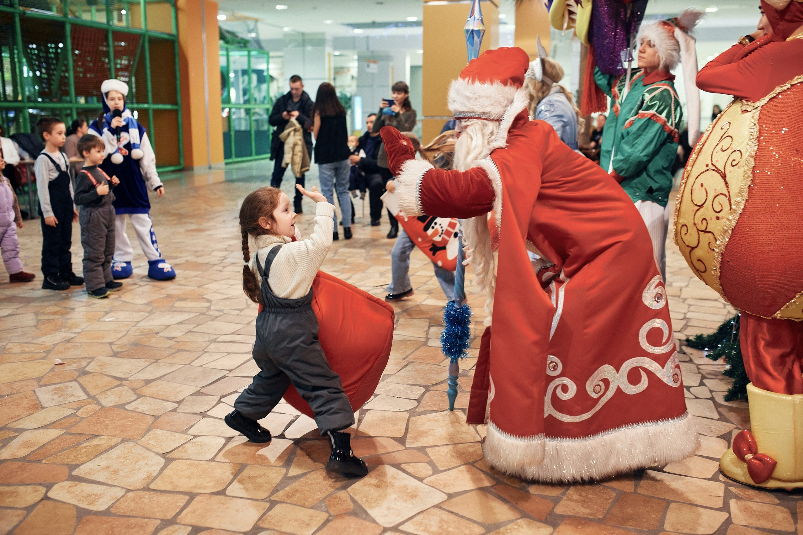 Детский новогодний праздник в ТЦ Июнь. Семейный и репортажной фотограф в Красноярске и Москве Виктор Бабинцев