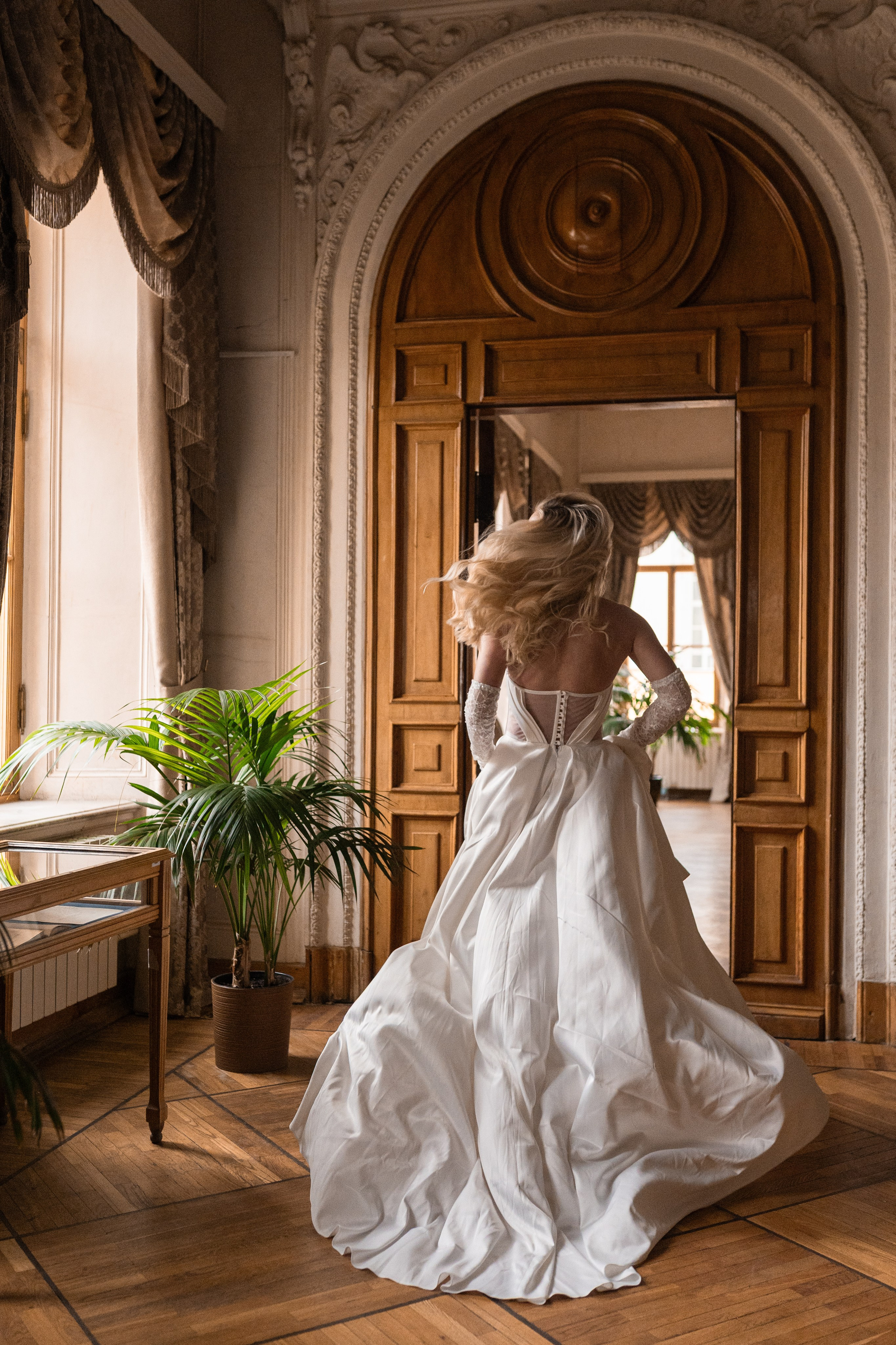 Свадебная фотосессия в Пушкинской библиотеке. Свадебный фотограф в Москве Анна Полушина