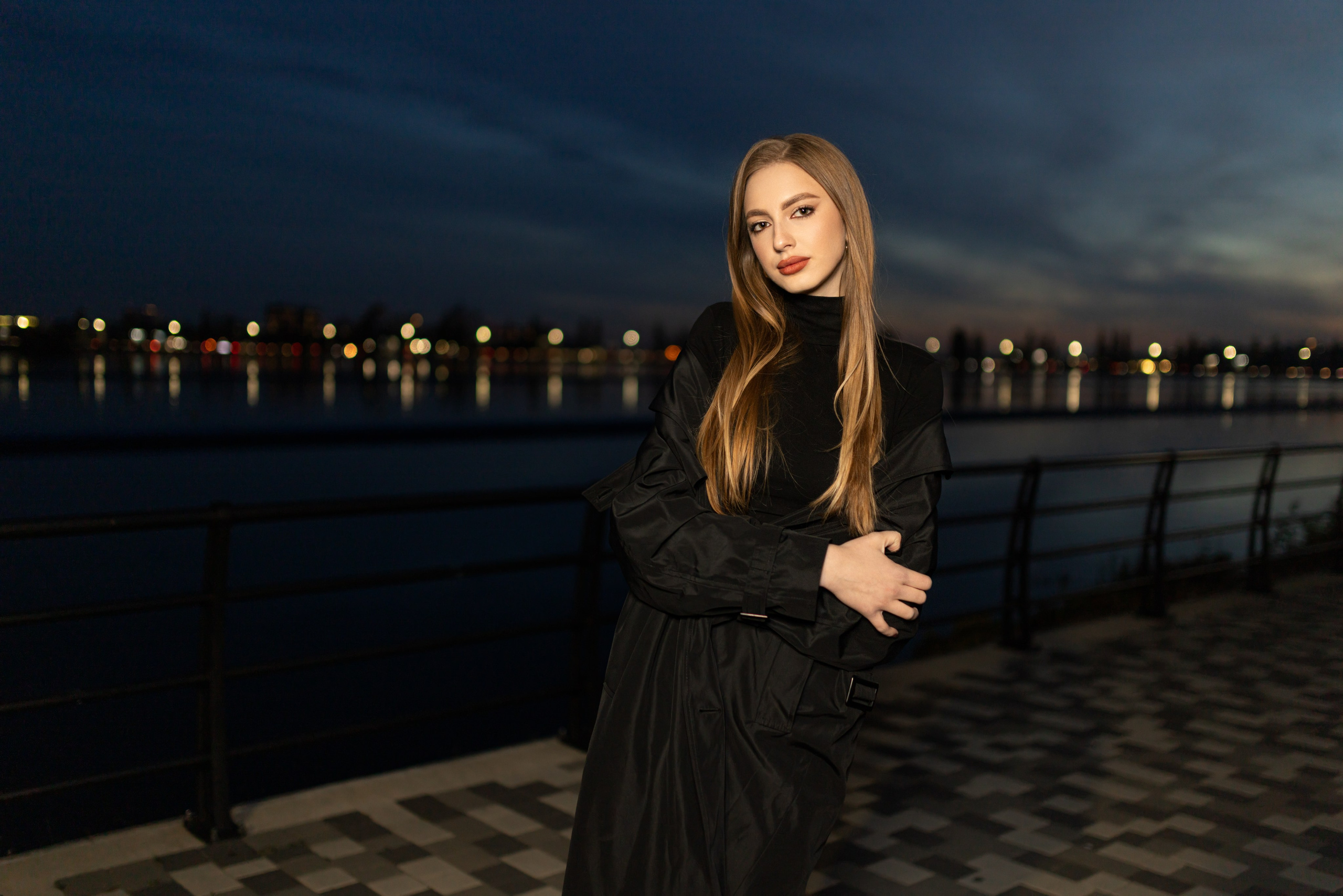 Вечерняя съемка с Ксенией на улице с импульсным светом для «себя». Дмитрий Шульгин, портретный фотограф в Воронеже