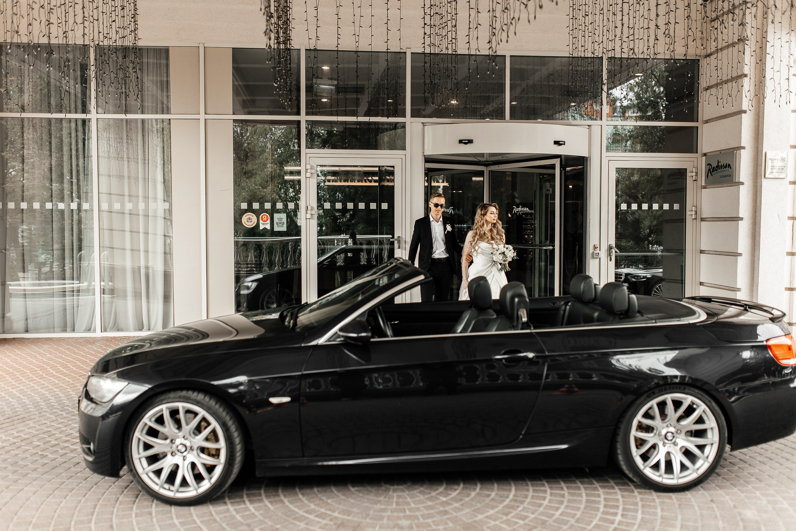 Здравствуйте! Я&nbsp;свадебный фотограф из&nbsp;Ульяновска, работаю в&nbsp;том числе по&nbsp;всей России и&nbsp;с&nbsp;выездом за&nbsp;границу. Снимаю свадьбы, lovestory, корпоративы, светский репортаж. Провожу обучение по&nbsp;фотографии, мастер-классы и&nbsp;воркшопы для других фотографов.