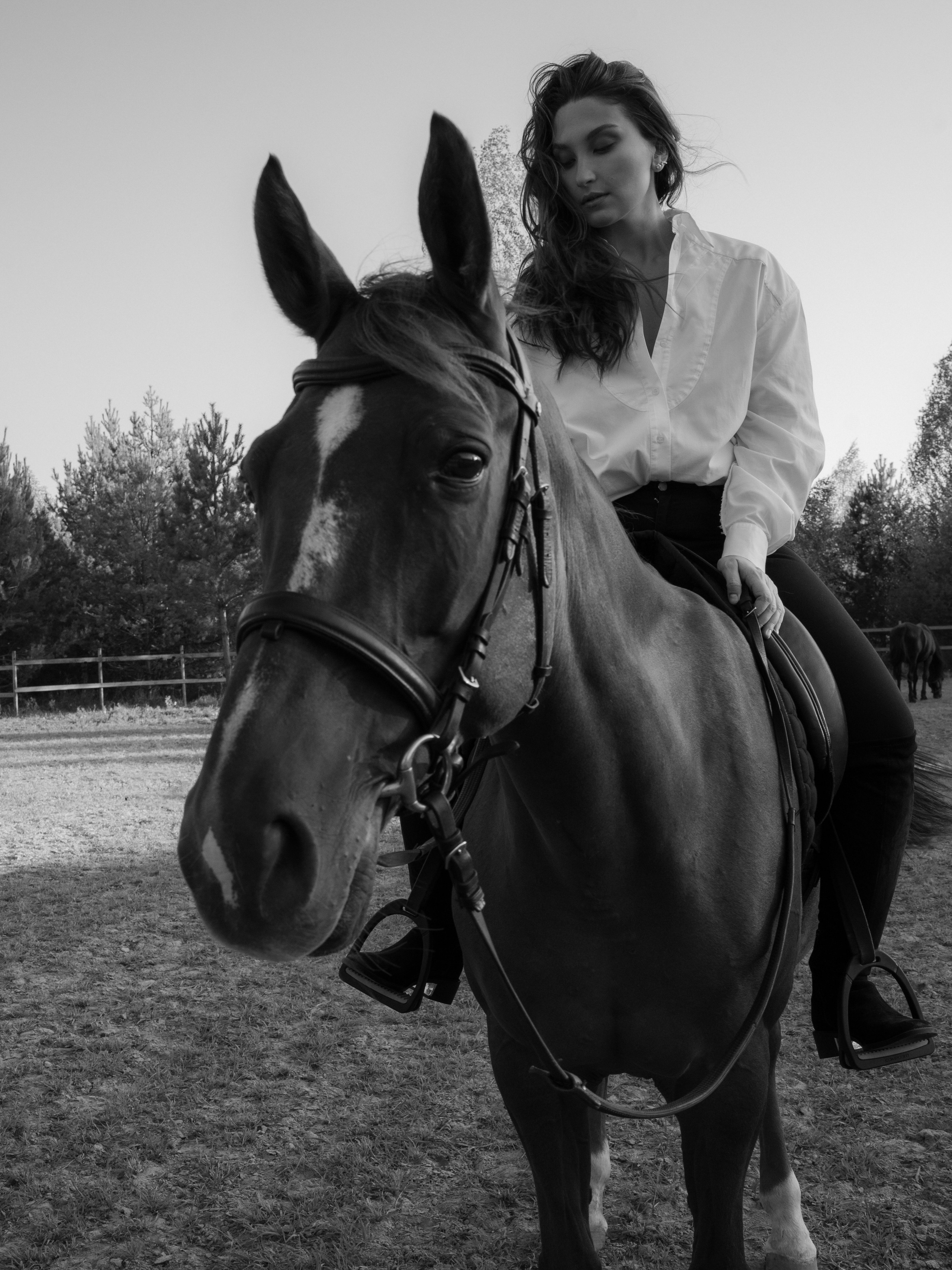 Романтичная фотосессия девушки с лошадью в стиле наездницы