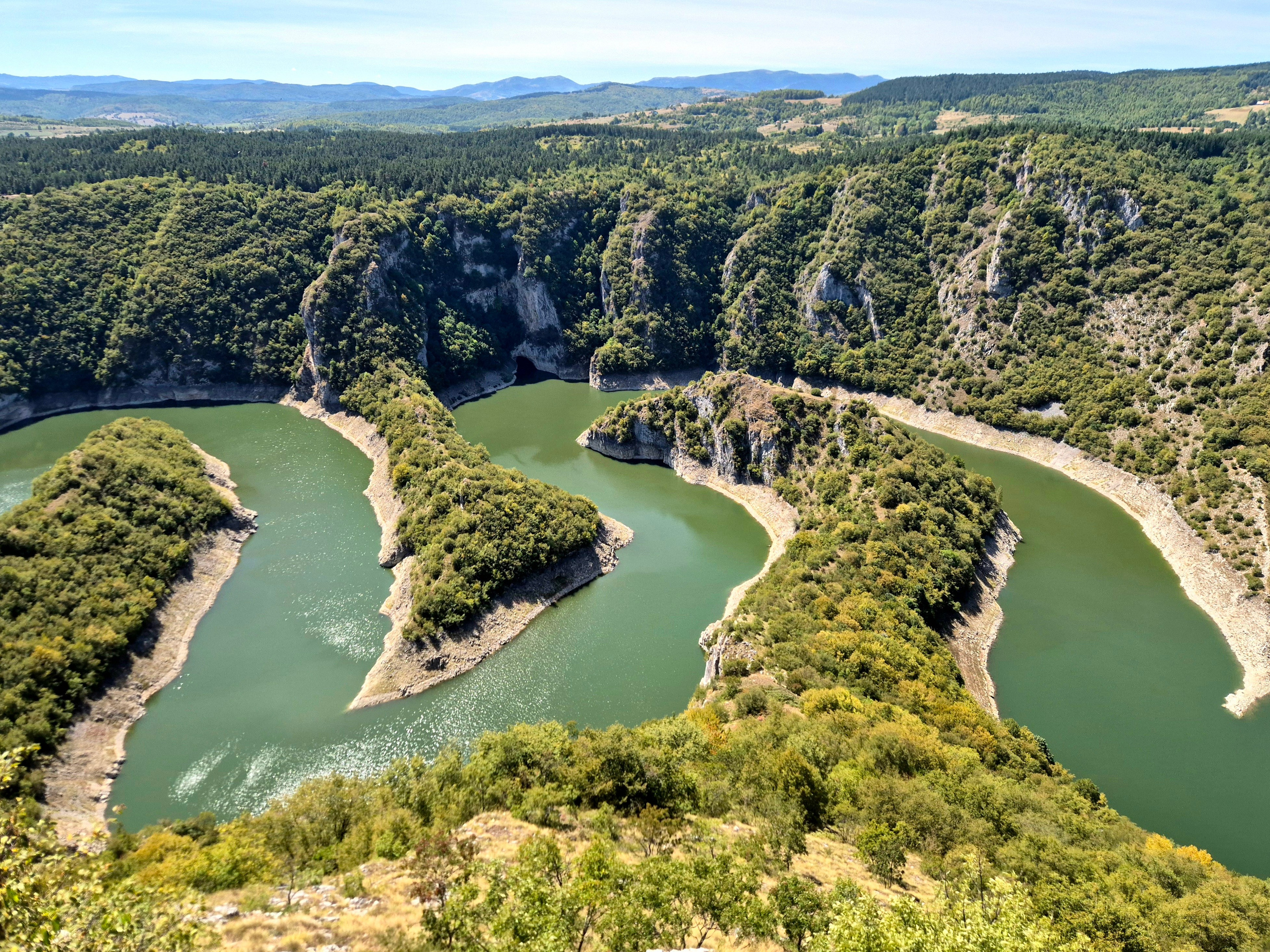 На фотографии самые живописные изгибы реки и вход в ледяную пещеру