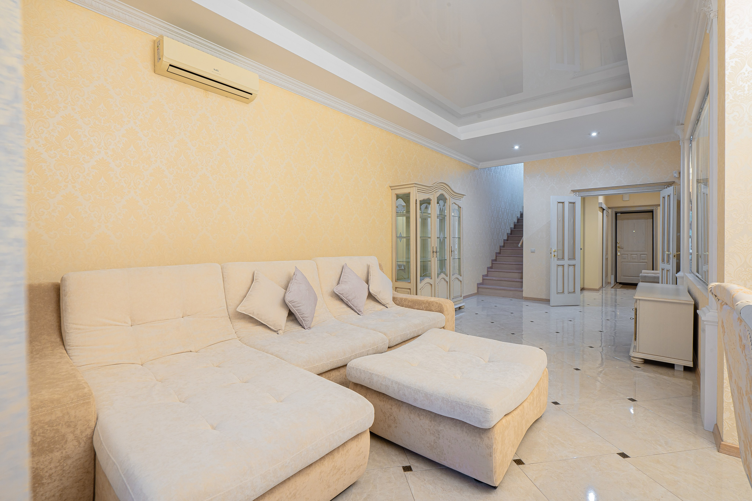 Счастливая. AEprod 📸 Фото | 3D туры | Видео | Озвучивание