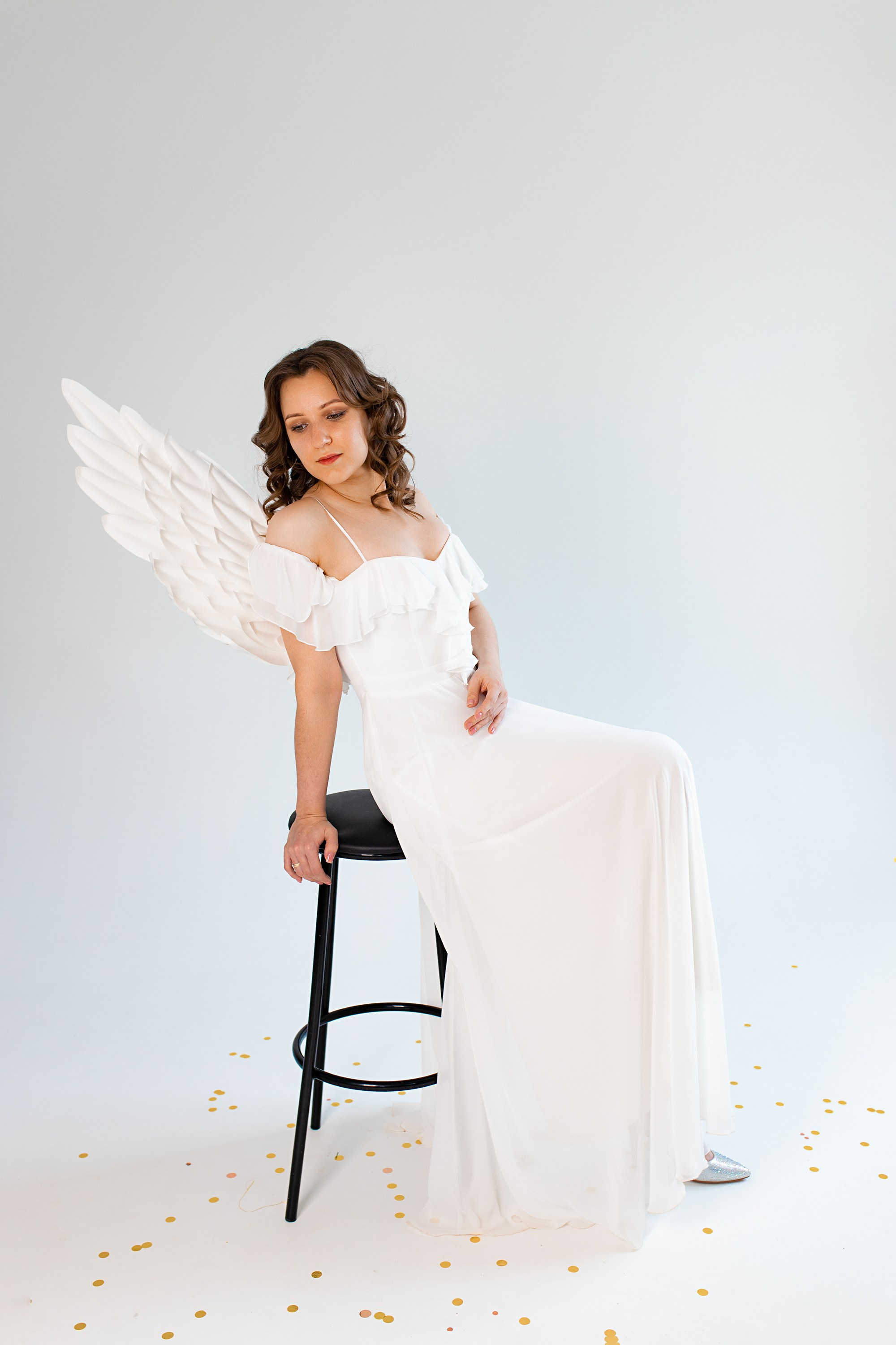 позирование на фотосессии с крыльями