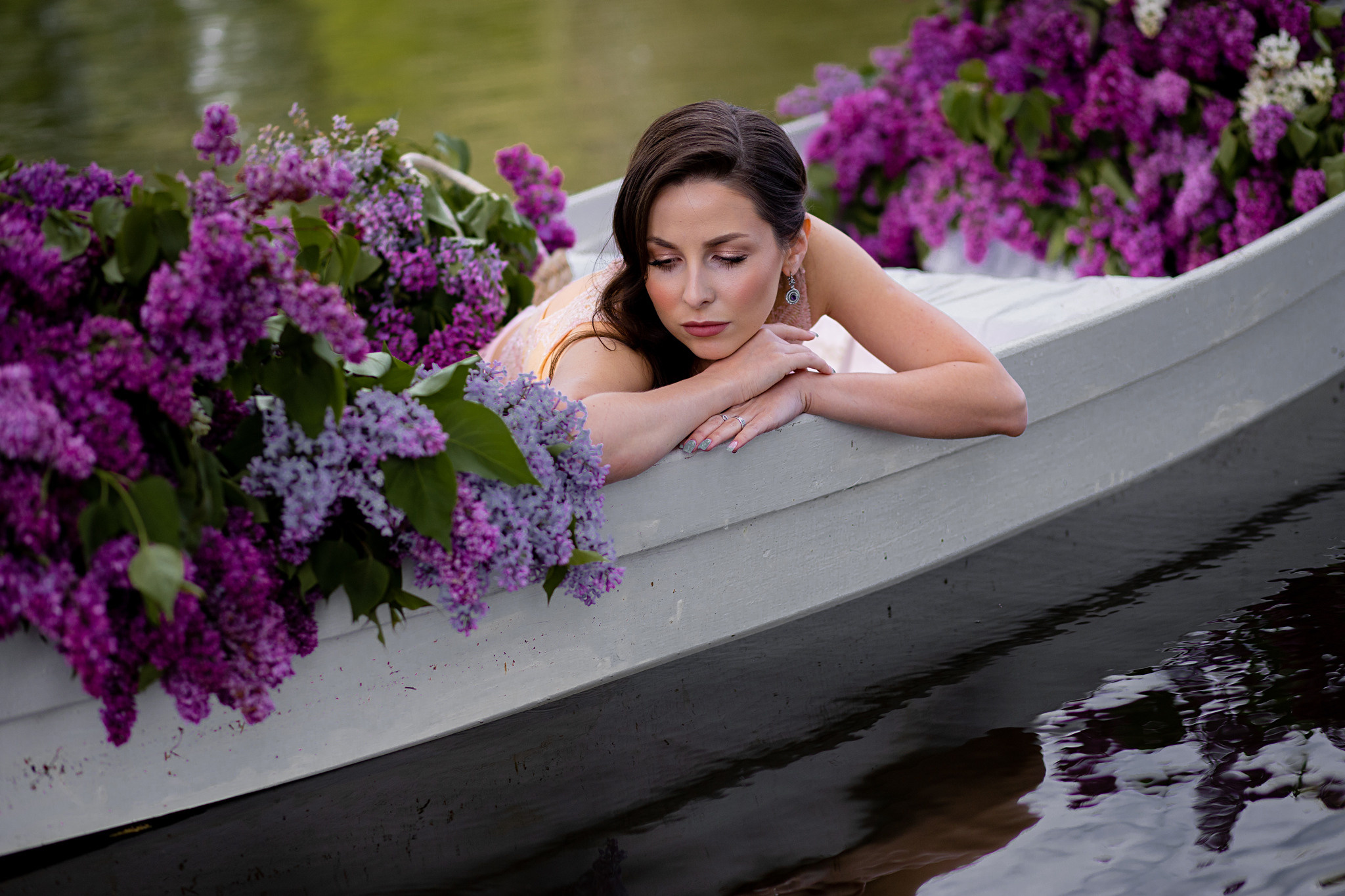 Лодка в сирени. Фотограф Белгород