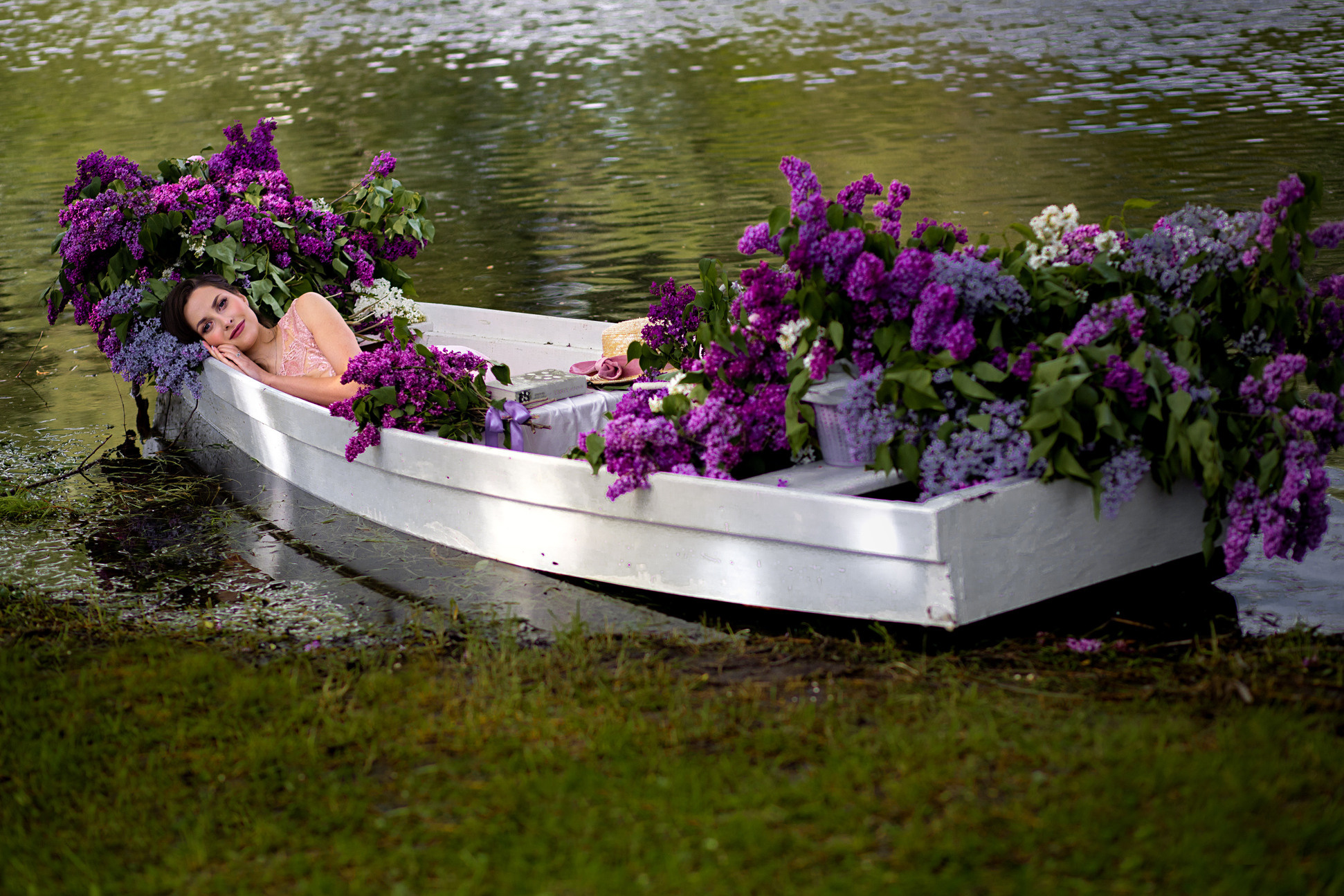 Лодка в сирени. Фотограф Белгород