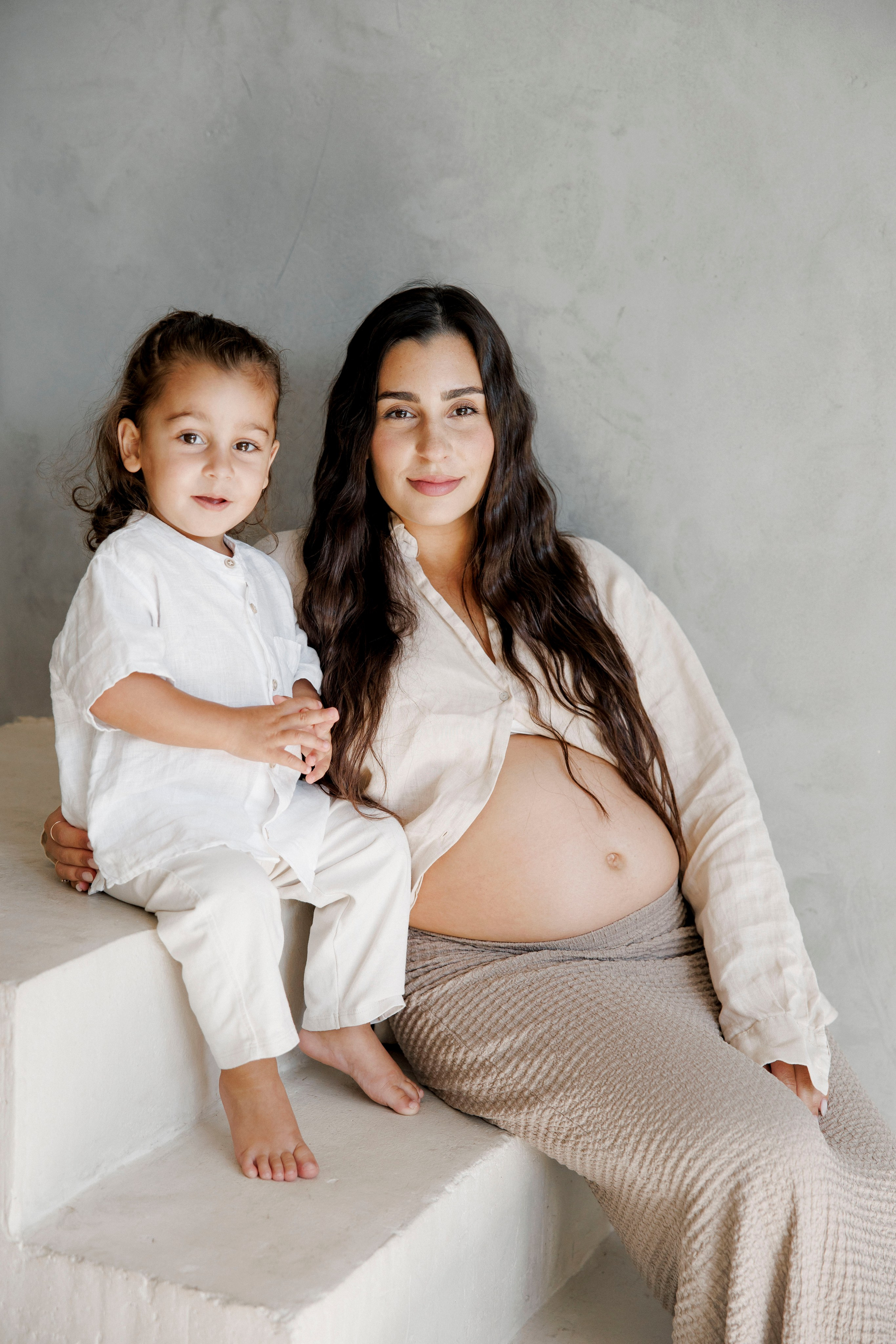 Pregnancy photoshoot inside the Grey Studio. Главная