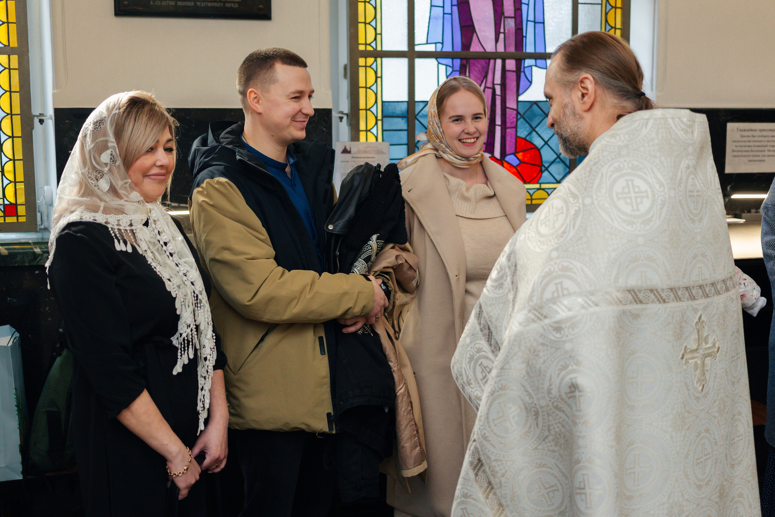 в каком храме лучше крестить ребенка — атмосфера, расположение, правила, Современная крестильная купель для полного погружения. На что обратить внимание при выборе храма, Вместительный и светлый зал храма — ключевой фактор при выборе места для крещения с большим числом гостей, купель в храме Невского района Санкт-Петербурга