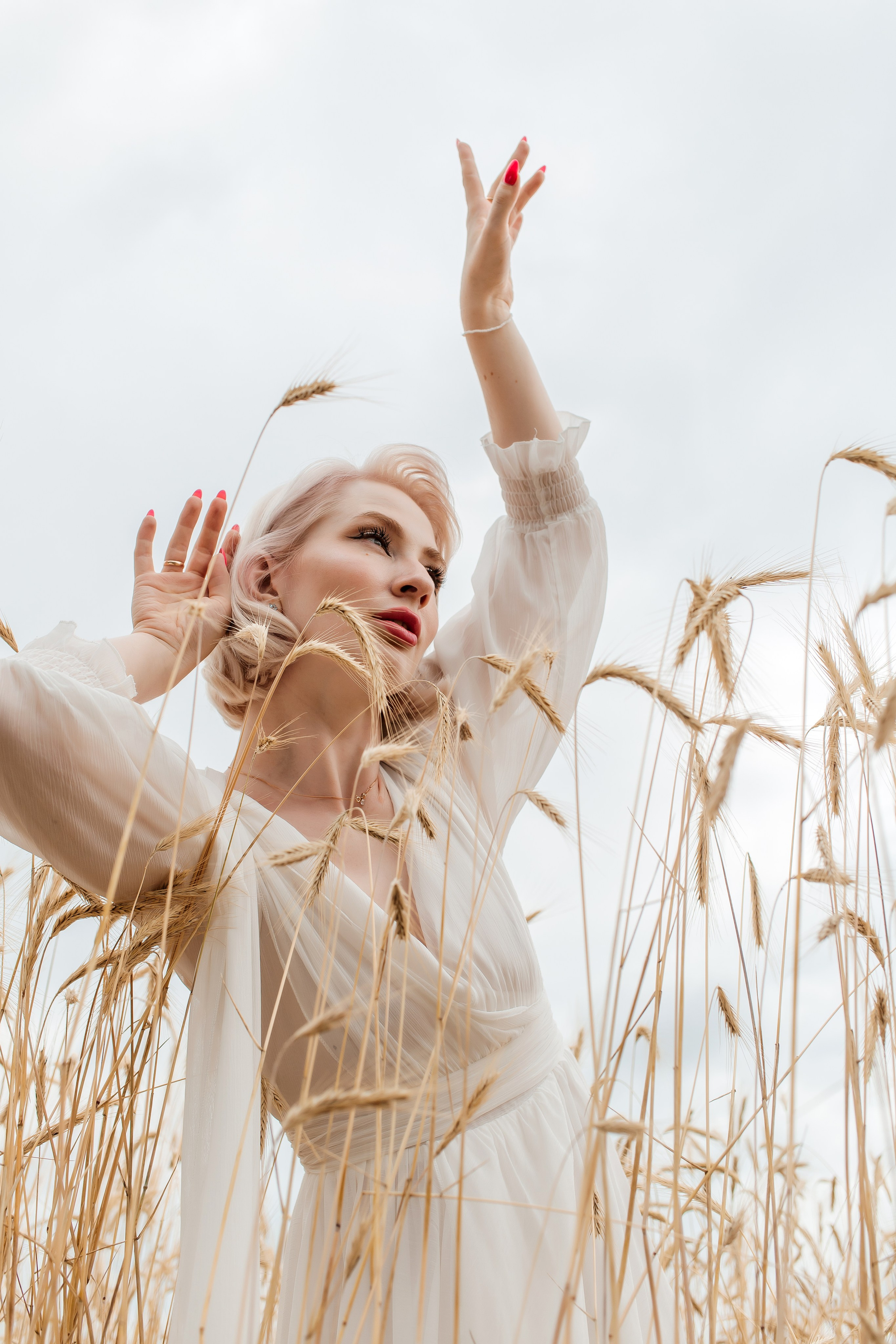 Александра фотосессия в поле. Женский фотограф в Оренбурге Ирина Заводчикова