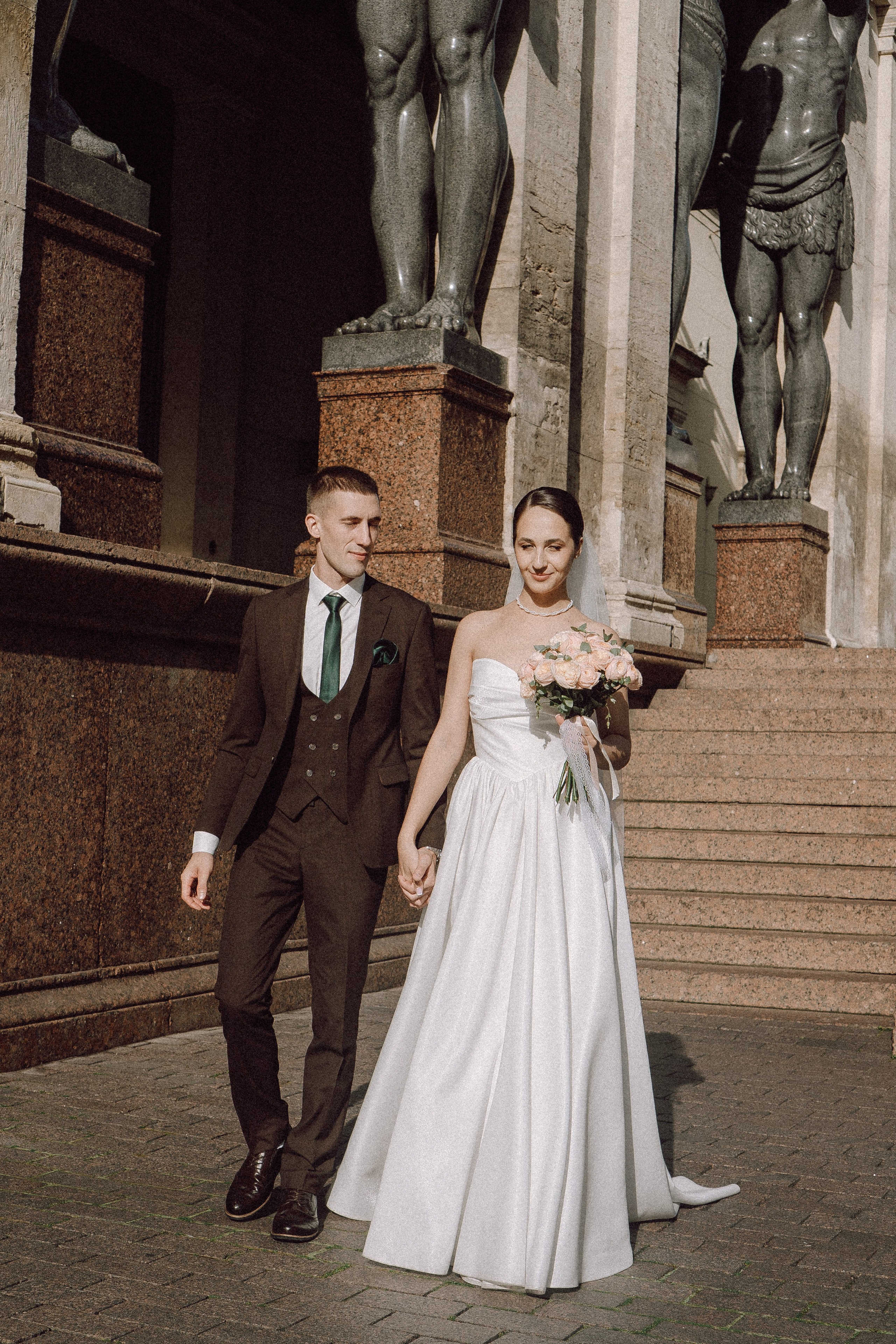 СВАДЕБНАЯ ПРОГУЛКА В САНТК-ПЕТЕРБУРГЕ (ИСАКИЕВСКИЙ СОБОР, ЗИМНЯЯ КАНАВКА, ЭРМИТАЖ И БОЛЬШАЯ МОРСКАЯ УЛИЦА). Профессиональный фотограф, Санкт-Петербург — Виктория Богомолова