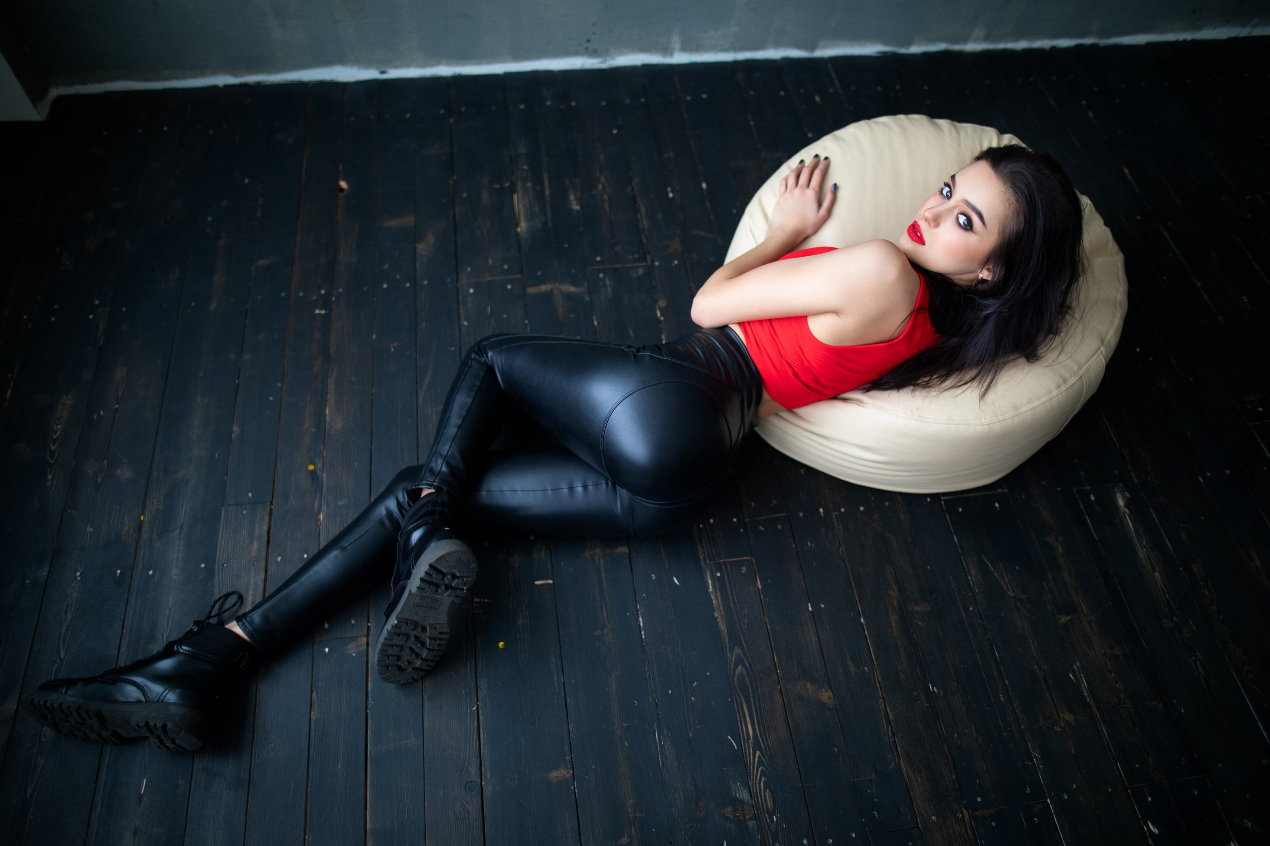 Фотосет с Марианной в студии с минимальным интерьером в формате для «себя»