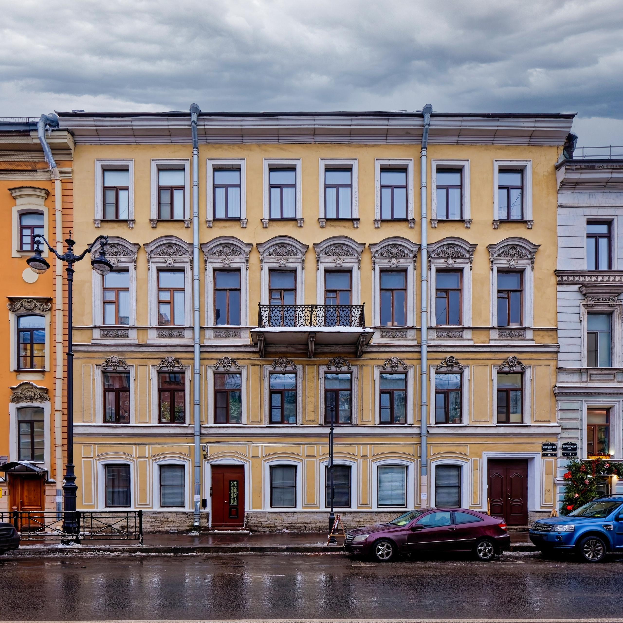 Санкт-Петербург, улица Миллионная, дом 16 (набережная реки Мойки, дом 15).  Доходный дом (фасад по Миллионной улице), 1859 год. Архитектор Александр Христофорович Кольб. 