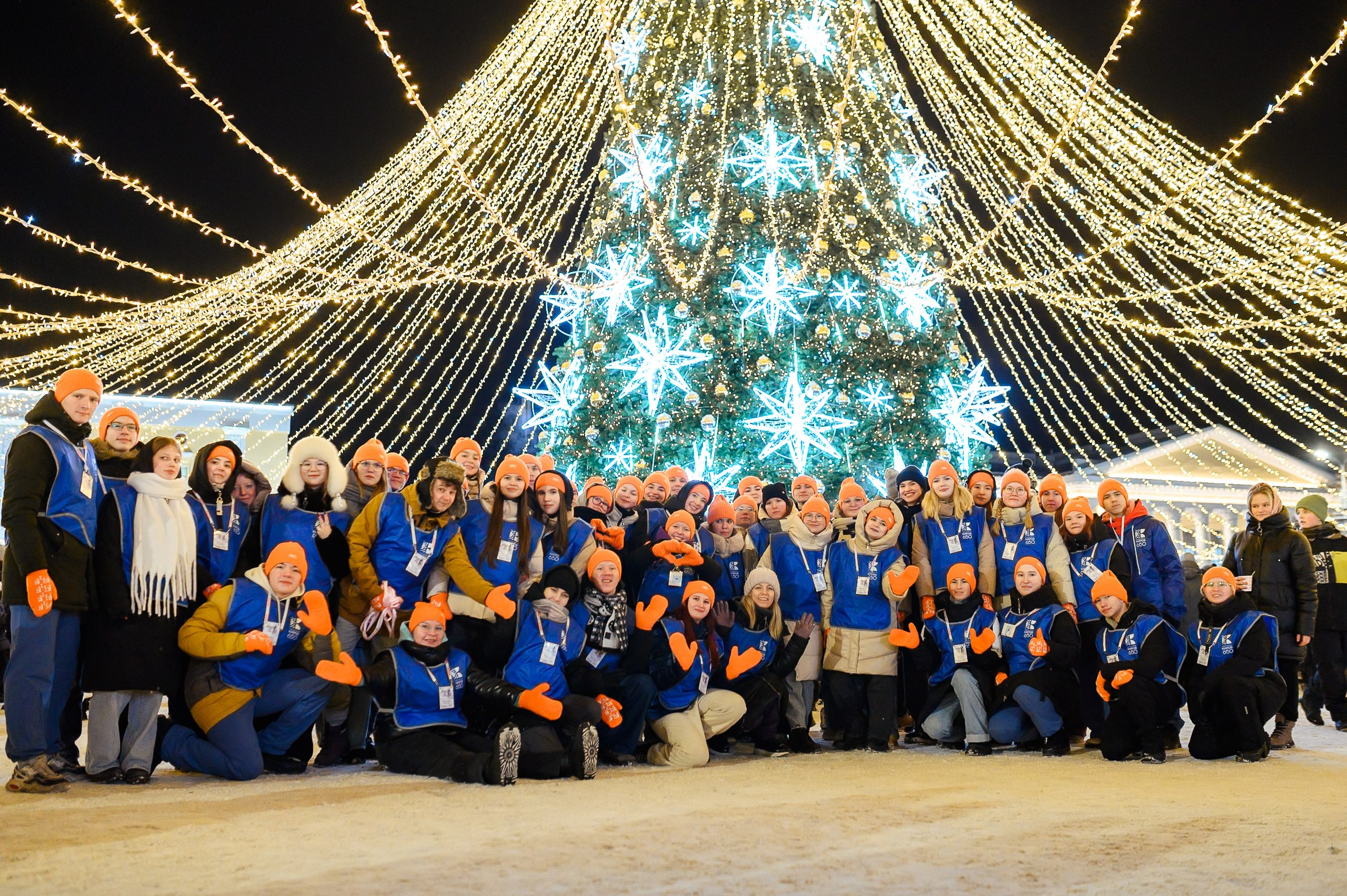 Новогодние волонтеры | Открытие Новогодней столицы Кирова 2025. Репортажный фотограф в Кирове Александр Лутошкин